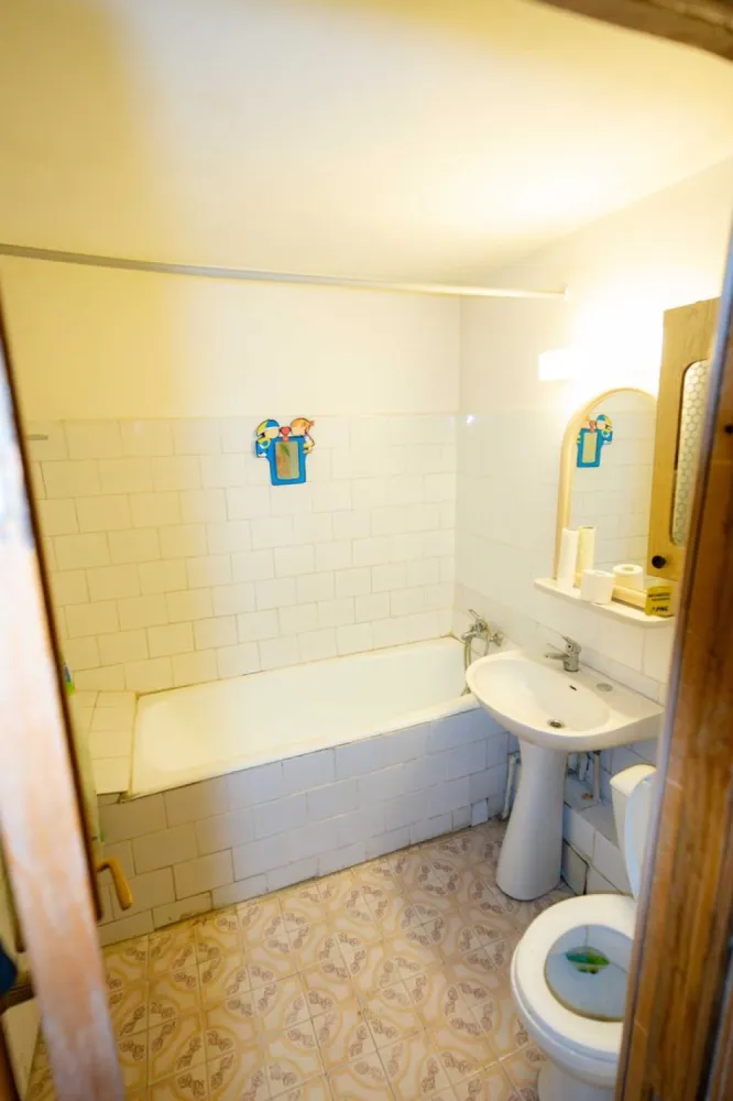 Vand apartament Piata Muncii, Calea Calarasilor, Decebal - Proprietar, vand apartament de 3 camere situat la etajul 3/8. Apartamentul se afla pe Calea calarasilor 244 iar intrarea in bloc se face din Strada Arenei, intre Calea Calarasilor si bulevadrul Decebal. 
Este situat in apropierea statiei de metrou Piata Muncii si are acces facil la mijloacele de transport in comun si punctele de interes ale zonei.
Anul construirii : 1990
Suprafata utila : 72 mp
Logie : 5 mp
Suprafata totala : 77mp
Apartamentul este golit de tot ce inseamna mobilier ( pregatit pentru renovarea dupa bunul gust la viitorului cumparator ). 
Toate actele la zi. 
Pret : 184.900 Euro, negociabil

Pentru mai multe detalii ( telefon, olx )