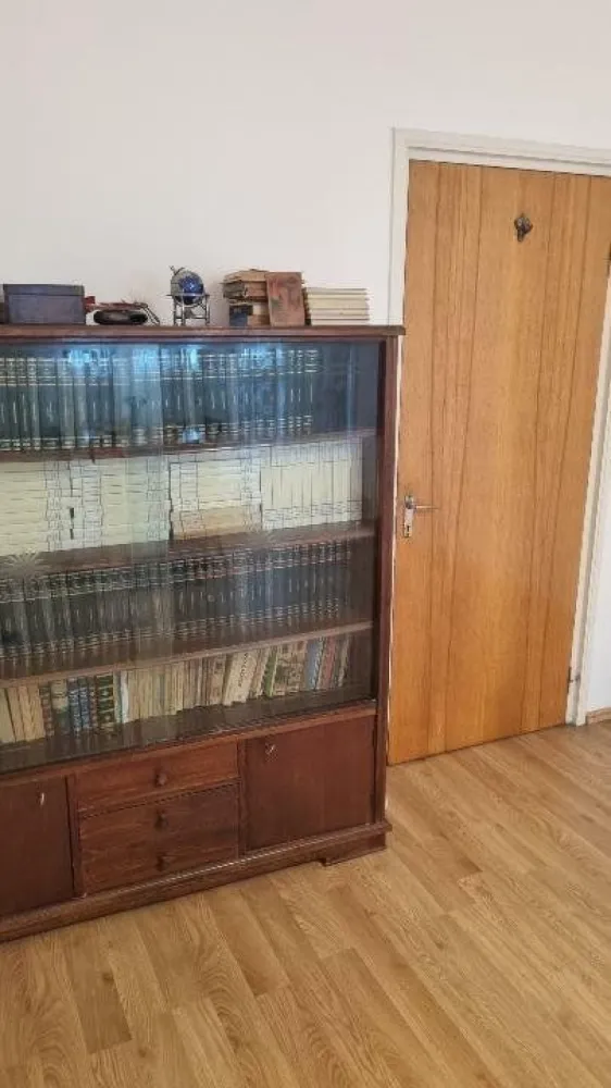 Apartament 3 camere, Clucerului - Apartament în sector 1, poziţionat excelent în apropierea parcurilor Herăstrău (15min pe jos) şi Kiseleff (10 min. pe jos), a şcolii gimnaziale Pia Bratianu, nr.17 (2 min pe jos), Mega Image (vis-a-vis de bloc).

Bloc cu o singura scară, izolat termic, cu faţada şi acoperişul reablitate, deasemenea liftul a fost recondiţionat de curând, interfon. Vecinii sunt o comunitate de oameni liniştiti, civilizati. An de construcţie 1977.

Apartamentul are o suprafaţă totala de 76 m2 în care intra: 

âœ…ď¸3 camere
âœ…ď¸o baie cu aerisire naturala
âœ…ď¸o bucătărie 
âœ…ď¸un vestibul 
âœ…ď¸o debara
âœ…ď¸doua balcoane - dintre care unul foarte mare, de 10 m2, ambele închise cu geamuri termopane. 

Apartamentul necesita renovare pentru a-şi atinge potenţialul maxim. Ideal locuinta daca iti doresti un apartment special, frumos si bine pozitionat, cu liniste, luminos, spatios, civilizat, în apropierea bvd. Ion Mihalache. 

Fiind situat intr-o zona centrala, acest apartament beneficiaza de acces rapid la toate facilitatile orasului, mijloace de transport în comun şi parcuri. Desi necesita renovare, apartamentul ofera un potential deosebit, ideal pentru cineva care doreste sa-si personalizeze spatiul de locuit intr-o locatie de top.

Retras de la bulevardul principal, ferit de zgomotul tramvaielor şi al agitaţiei urbane, intr-o mica oază verde

Apartamentul este gol şi disponibil imediat. Sunt proprietar, nu trebuie să plătiţi comision, nu colaborez cu agenţii.