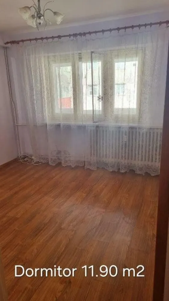 Apartament 3 camere, Clucerului - Apartament în sector 1, poziţionat excelent în apropierea parcurilor Herăstrău (15min pe jos) şi Kiseleff (10 min. pe jos), a şcolii gimnaziale Pia Bratianu, nr.17 (2 min pe jos), Mega Image (vis-a-vis de bloc).

Bloc cu o singura scară, izolat termic, cu faţada şi acoperişul reablitate, deasemenea liftul a fost recondiţionat de curând, interfon. Vecinii sunt o comunitate de oameni liniştiti, civilizati. An de construcţie 1977.

Apartamentul are o suprafaţă totala de 76 m2 în care intra: 

âœ…ď¸3 camere
âœ…ď¸o baie cu aerisire naturala
âœ…ď¸o bucătărie 
âœ…ď¸un vestibul 
âœ…ď¸o debara
âœ…ď¸doua balcoane - dintre care unul foarte mare, de 10 m2, ambele închise cu geamuri termopane. 

Apartamentul necesita renovare pentru a-şi atinge potenţialul maxim. Ideal locuinta daca iti doresti un apartment special, frumos si bine pozitionat, cu liniste, luminos, spatios, civilizat, în apropierea bvd. Ion Mihalache. 

Fiind situat intr-o zona centrala, acest apartament beneficiaza de acces rapid la toate facilitatile orasului, mijloace de transport în comun şi parcuri. Desi necesita renovare, apartamentul ofera un potential deosebit, ideal pentru cineva care doreste sa-si personalizeze spatiul de locuit intr-o locatie de top.

Retras de la bulevardul principal, ferit de zgomotul tramvaielor şi al agitaţiei urbane, intr-o mica oază verde

Apartamentul este gol şi disponibil imediat. Sunt proprietar, nu trebuie să plătiţi comision, nu colaborez cu agenţii.