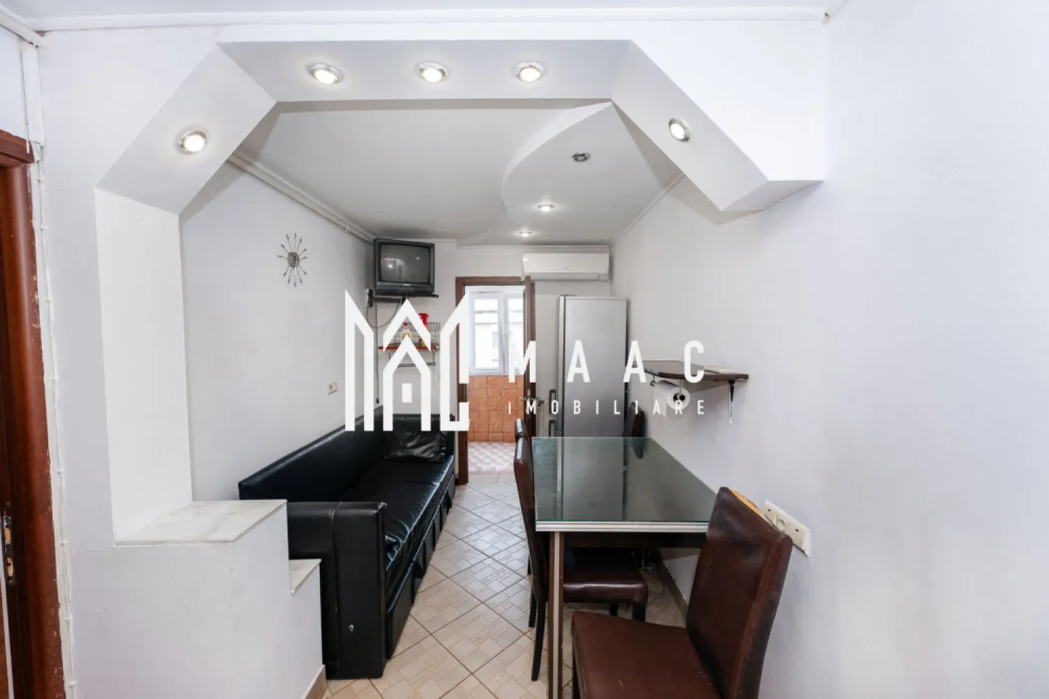 Apartament 2 Camere Decomandat | Ostroveni | 51 MP - 62.000 Euro | Apartament 2 Camere | Etaj 4/5 Ostroveni | 51MP MAAC Imobiliare va propune spre vanzare un apartament cu 2 camere aflat la etajul 4/5 pe strada Lucian Blaga ( Ostroveni). Acesta se vinde mobilat si utilat ca in fotografii, mobilat si utilat, si este disponibil pentru mutare imediata. In proximitate gasim o multitudine de locuri de parcare cu titlu gratuit, scoala Nr.9, piata Ostroveni, faleza Olt, Bulevardul Dem Radulescu. Apartamentul este decomandat total si este compus din: hol, living, bucatarie, baie, dormitor, balcon. Suprafata utila 46.5MP , Suprafata totala 51 MP id- CP2777146 }}