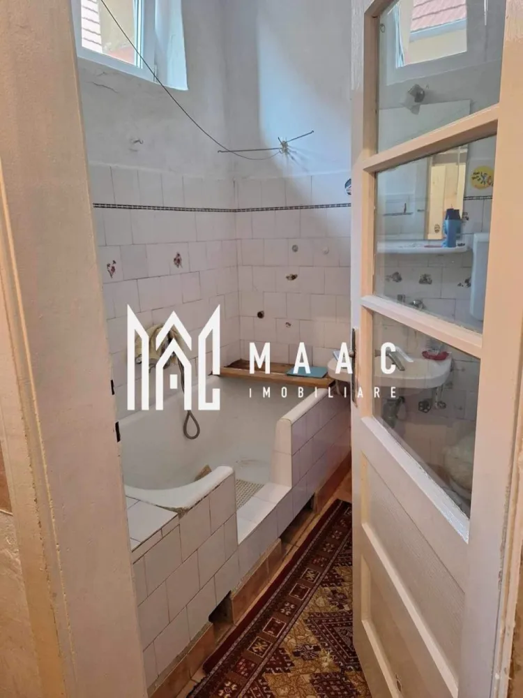 Apartament la casa I 70 mp I Centru istoric I Investiție I Medias - Casă veche de vânzare – centru istoric Mediaș, ideală pentru investiție Se oferă spre vânzare o casă situată în centrul Mediașului, într-o zonă cu acces facil și poziționare excelentă. Locuința necesită renovare, fiind ideală pentru cei care își doresc să o transforme într-o locuință deosebită sau într-un spațiu de închiriat. Caracteristici principale: Suprafață utilă: 70 mp Compartimentare: 2 camere, 1 baie, 1 bucătărie Curte comună Pivniță comună Geam la baie Necesită renovare completă Poziționare excepțională, în apropierea principalelor puncte de interes din oraș Potrivită pentru: Investiție în regim hotelier / închiriere / restaurant / cafenea. Locuință personală într-o zonă centrală și liniștită Documentația este pregătită pentru vânzare. Pentru mai multe detalii precizati telefonic ca ati vazut anuntul cu ID: CP2535147 }}