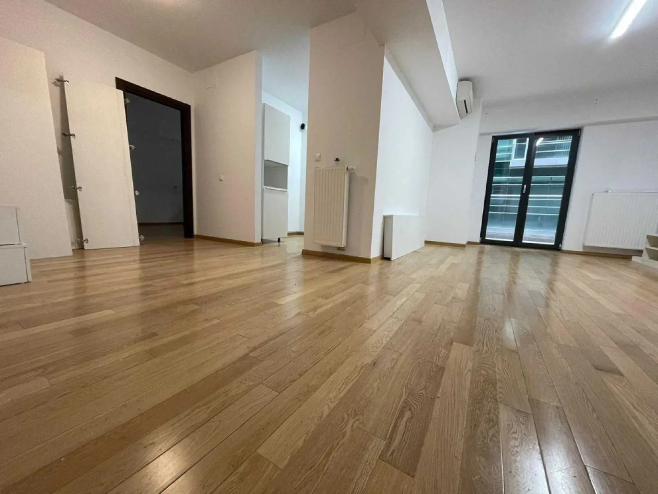 Oportunitate: Pipera Upground- 3 camere - Salut!

Daca citesti acest anunt este foarte posibil sa fi gasit ceea ce cauti: un apartament spatios (119 mp), intr-un complex modern din Pipera (Upground) in care se pune mult acces pe siguranta, cu acces rapid la mijloace de transport în comun (statia de metrou Pipera e la 5 minute de mers pe jos daca nu te grabesti), cu sala de sport (WorldClass cu piscina interioara si spa) , MegaImage, gradinita, restaurante, cafenele, farmacie, curatatorie si nelipsitele sucursale bancare la iesirea din scara blocului.
Pentru miscare si aer liber lacul Floreasca si lacul Tei sunt tot la cateva minute de mers pe jos.
De nevoie sau cu chef poti ajunge la Mall Promenda in 20 de minute, tot pe jos.

Cum pozele sunt mai relevante decat cuvintele, compatimentare, dotarile si calitatea ar trebuie sa reiasa de acolo.

Suna interesant?
Eu cred ca da!

La fel cum cred ca pretul oferit este cel putin atractiv (se poate compara usor cu alte oferte).

Asa ca astept sa ma contactezi pentru a-l vedea sau daca mi-au scapat detalii de care ai nevoie!

Inca ceva: nu colaborez cu agentii iar prețul este fix.

Asa ca astept sa ma contactezi pentru a-l vedea sau daca mi-au scapat detalii de care ai nevoie.

Daca dorești, este disponibil si un loc de parcare in garajul subteran, la un prețul de 18.000 euro

Multumesc!