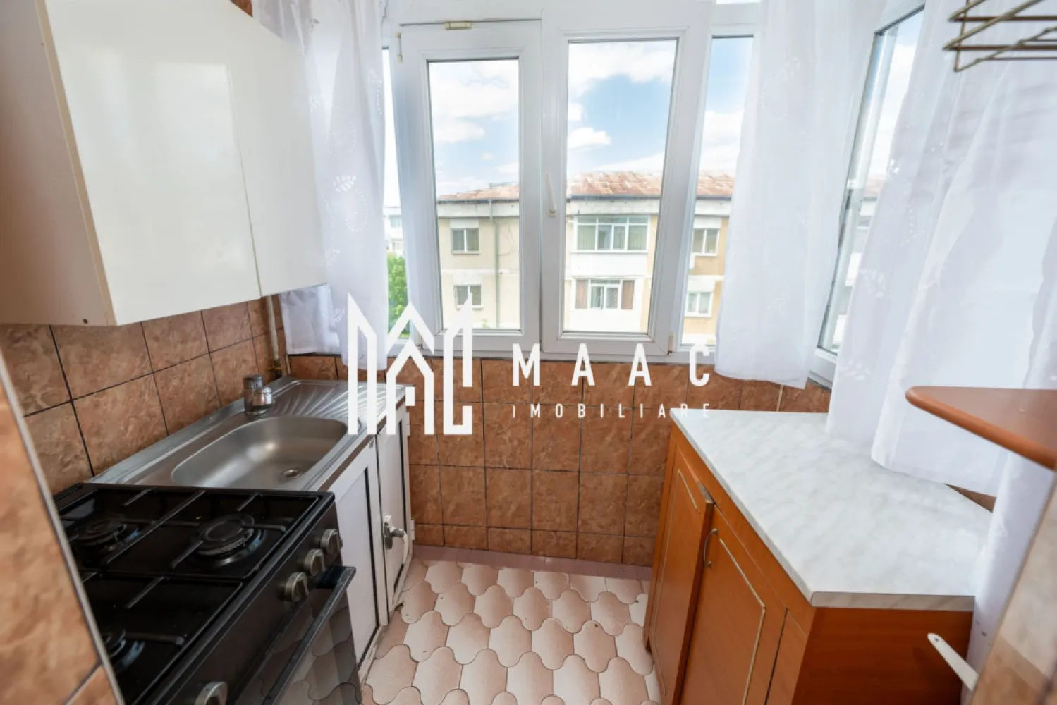 Apartament 2 Camere Decomandat | Ostroveni | 51 MP - 62.000 Euro | Apartament 2 Camere | Etaj 4/5 Ostroveni | 51MP MAAC Imobiliare va propune spre vanzare un apartament cu 2 camere aflat la etajul 4/5 pe strada Lucian Blaga ( Ostroveni). Acesta se vinde mobilat si utilat ca in fotografii, mobilat si utilat, si este disponibil pentru mutare imediata. In proximitate gasim o multitudine de locuri de parcare cu titlu gratuit, scoala Nr.9, piata Ostroveni, faleza Olt, Bulevardul Dem Radulescu. Apartamentul este decomandat total si este compus din: hol, living, bucatarie, baie, dormitor, balcon. Suprafata utila 46.5MP , Suprafata totala 51 MP id- CP2777146 }}