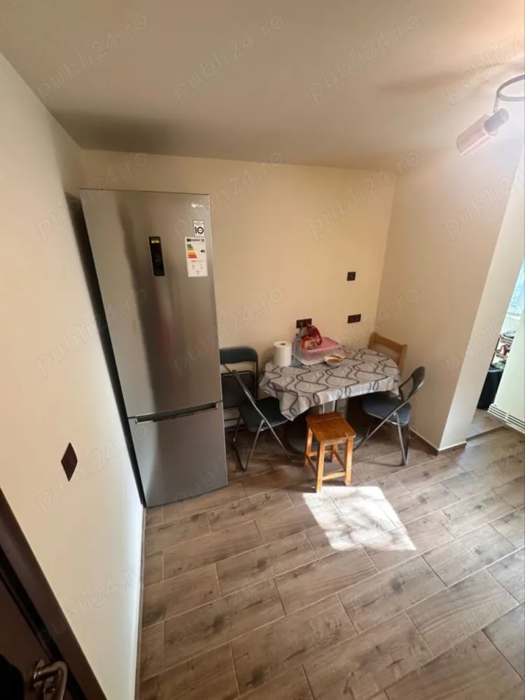 Apartament 3 Camere - Vanzare apartament 3 camere, DIRECT PROPRIETAR situat in zona Lujerului , strada Dealul Tugulea.
Imobilul este construit in 1989 si se afla langa PIATA LUJERULUI, fiind o zona linistita cu acces rapid catre principalele puncte de interes ale capitalei. 
Apartamentul are o suprafata de aproximativ 73.42MP la care se adaugă un balcon de 4.91MP. Acesta se afla la etajul 1dintr-un bloc de 4etaje, este decomandat și renovat complet în 2022.
Instalația electrica cupru și sanitară sunt schimbate odată cu renovarea apartamentului, la fel și caloriferele, iar apometrele sunt cu citire la distanță. Apartamentul dispune de CENTRALĂ TERMICA proprie. Se predă complet mobilat, aceasta fiind nou schimbată odată cu modernizarea apartamentului.
In apropiata vecinatate a apartamentului se afla: Plaza Romania - 6 min, Kaufland, Lidl, Prosper Plaza, gradinite, scoli, licee, restaurante, farmacii, sala de sport si alte centre comerciale.
Loc de parcare obtinere ADP.

Caracteristici principale:

Apartament 3 camere decomandat, 74 MP UTILI 78 TOTAL
Etaj 1 4 bloc construit în 1989(reabilitat termic)
2 băi, una cu geam, parchet Lemn Masiv
Centrala termică proprie 
Debarale pentru depozitare
Recent renovat 2022 (dormitoare, băi, instalații sanitare și electrice)
Uși noi, Țeavă de gaz pentru racordare centrală
Certificat Energetic clasa A
Mobilat și utilat complet
Zonă liniștită cu acces facil la magazine, școli, grădinițe
Aproape de Lujerului și LACUL MORII, spitale și transport public (tramvaiul 41 și metrou Lujerului)
Acest apartament este o oportunitate excelentă pentru cei care își doresc o locuință spațioasă și modernă într-o zonă bine conectată și plină de facilități urbane. 
Contact telefonic : preferabil WhatsApp
