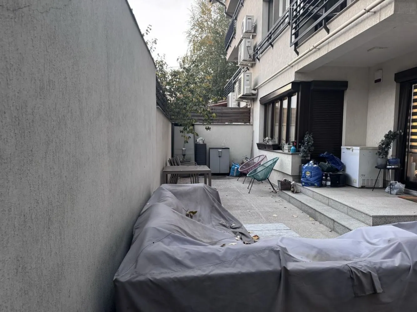 Apartament la cheie 3 camere 2bai curte proprie parcare subterana lift - De vanzare apartament cu 3 camere si curte proprie –direct proprietar -avand o suprafata utila de 143mp, situat in sectorul 1 Bucuresti, intr-o zona linistita, cu vegetatie maxima, in cartierul Bucurestii Noi . Apartamentul se vinde cu loc de parcare subteran cu o suprafata utila de 17mp. Intrarea in subteran se face prin rampa, care pe timpul iernii este incalzita. Descriere imobil: Apartament cu 3 camere si doua bai decomandat cu o suprafata utila de 77 mp, iar curtea exterioara de 66 mp, situat la parter, intr-un bloc finalizat in 2017, format din 2 nivele,mansarda si parcare subterana. Apartamentul este format dintr-un living, 2 dormitoare dintre care unul matrimonial cu baie proprie cu dus , mobilate si utilate, o bucatarie mobilata si utilata (separata si inchisa si cu iesire pe terasa), un grup sanitar de serviciu. Imobilul are centrala propie pe GAZ, cu calorifere, instalatia electrica pe cupru, instalatia sanitara de inalta calitate, gresie, faianta, parchet din lemn triplustratificat (toate achizitionate de la Delta Studio marca Porcelanosa) dispune de geamuri termopane tripan Salamander care au si plasa tip pliseu. Un lucru foarte important, toate geamurile au rulorui exterioare. Delimitarea dintre living si bucatarie de face printr-un pere din geam cu sistem de deschidere-inchidere marca Dorma .Imobilul se vinde mobilat si utilat complet, mobila fiind toata facuta pe comanda, utilat cu televizoare marca Sony, masina de spalata vase marca Bosch, masina de spalat rufe marca Bosch, plita electrica Bosch , hota Bosch, cuptor electric si cuptor cu microunde Bosch, frigider Bosch, dispune si de aer conditionat marca Daikin,expressor Nespresso- toate intra in pretul de achizitie. Sanitarele bailor sunt marca Dalet , iar bateriile chiuvetelor,cat si bateria dusului sunt marca Kludi.Rigola dusului este marca Geberit. Bucataria are in dotare chiuveta si baterie marca Franke .Contorizarea gazului , curentului electric si a apei este individual . Imobilul mai dispune si de un loc de parcare subteran cu o suprafata de 17mp (de pot pune optional si dulapuri de depozitare). Blocul are termoizolatie exterioara, camere supraveghere din toate unghiurile, cat si subteran. Cladirea figureaza si cu lift .Toate electrocasnicele au clasa A+++ . Apartamentul a fost achizitionat la gri , iar finisajele au fost alese impreuna cu un designer de interior. Este prevazut cu sistem de alarma marca Paradox. Usile au fost achizitionate de la Porta Doors. Apartamentul se afla la o distanta de 5 minute de metroul Bazilescu (de mers pe jos), acces facil la toate supermarket-urile (Lidl, Kaufland, Mega-Image ,Carrefour, inclusiv piata) In apropiere se regasesc: Băneasa Shopping City, Aeroportul Baneasa, Colosseun Mall, Piata Presei Libere