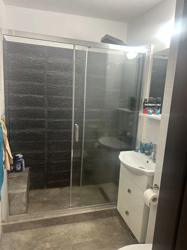 3 camere renovat Piata domenii - 3 camere
Bloc reabilitat termic 
O baie, un balcon, 2 holuri, 2 debarale
Renovat complet, inclusiv instalatie electrica si sanitara
Mobilier la comanda, amortizoare la toata sertarele
Bucatarie quartz si mdf
Baie cu rigola
Aer conditionat
Contoare calorifere
Vedere est si nord
Gata de mutat
