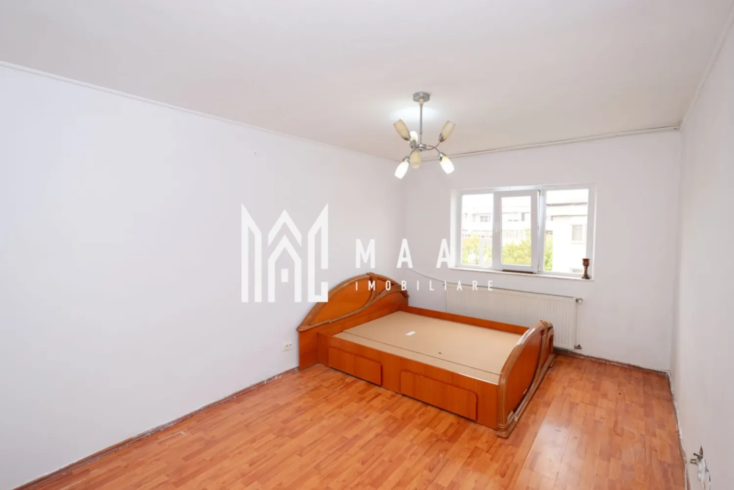 Apartament 2 Camere Decomandat | Ostroveni | 51 MP - 62.000 Euro | Apartament 2 Camere | Etaj 4/5 Ostroveni | 51MP MAAC Imobiliare va propune spre vanzare un apartament cu 2 camere aflat la etajul 4/5 pe strada Lucian Blaga ( Ostroveni). Acesta se vinde mobilat si utilat ca in fotografii, mobilat si utilat, si este disponibil pentru mutare imediata. In proximitate gasim o multitudine de locuri de parcare cu titlu gratuit, scoala Nr.9, piata Ostroveni, faleza Olt, Bulevardul Dem Radulescu. Apartamentul este decomandat total si este compus din: hol, living, bucatarie, baie, dormitor, balcon. Suprafata utila 46.5MP , Suprafata totala 51 MP id- CP2777146 }}