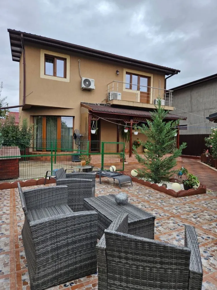 Casa de vanzare 3 camere Sos Giurgiului - Luica - Casa, parter , etaj și pod, în suprafață construita de 138,80 mp , suprafață utila 112 mp, teren în suprafață de 197 mp . La parter se afla un living+ bucătărie open spice, baie, antreu, corp tehnic, la etaj se afla 2 dormitoare, baie, hol, dresing , balcon.
Impreuna cu casa se vinde și un teren în suprafata de 44 mp pe care se afla un garaj sub care se afla un beci . 
În continuarea terenului de 197 mp se afla si un teren in folosință în suprafață de 216 mp pe care se afla edificata o construcție în suprafață de 28 mp compusa din bucătărie vara, magazie, terasa, wc curte și pentru care exista documentație topo cadastrala urmând a se introduce acțiune în uzucapiune( deja s-a incheiat contractul de asistenta juridica). Dupa introducerea actiunii si pentru acest imobil se vând drepturile litigioase.
Pentru vizionare sau mai multe informații vă rog să ne contactați: 
07******77 
07******55