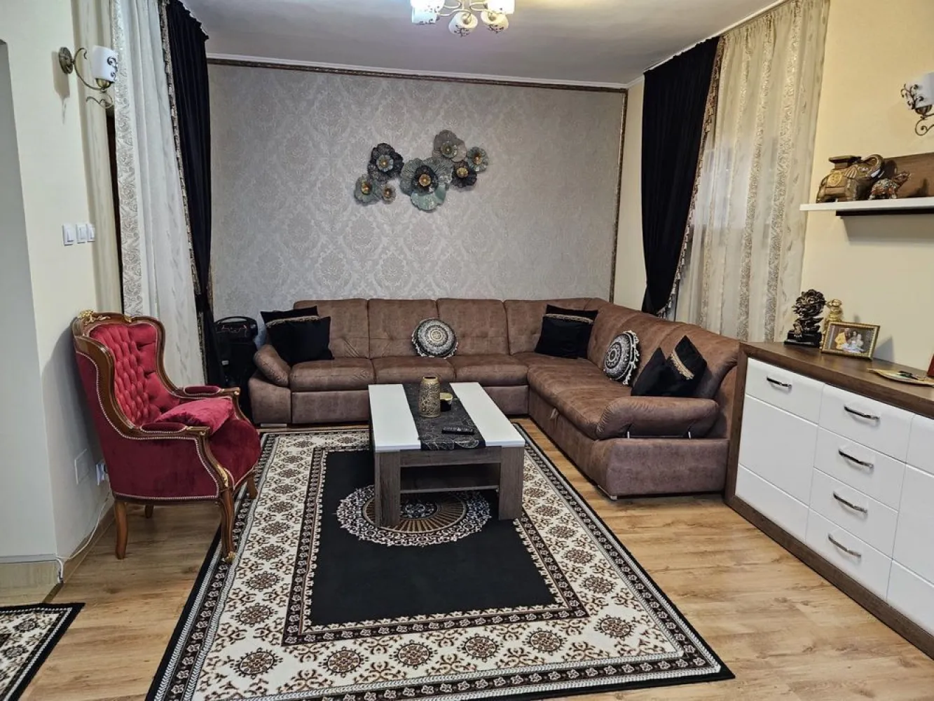 Casa de vanzare 3 camere Sos Giurgiului - Luica - Casa, parter , etaj și pod, în suprafață construita de 138,80 mp , suprafață utila 112 mp, teren în suprafață de 197 mp . La parter se afla un living+ bucătărie open spice, baie, antreu, corp tehnic, la etaj se afla 2 dormitoare, baie, hol, dresing , balcon.
Impreuna cu casa se vinde și un teren în suprafata de 44 mp pe care se afla un garaj sub care se afla un beci . 
În continuarea terenului de 197 mp se afla si un teren in folosință în suprafață de 216 mp pe care se afla edificata o construcție în suprafață de 28 mp compusa din bucătărie vara, magazie, terasa, wc curte și pentru care exista documentație topo cadastrala urmând a se introduce acțiune în uzucapiune( deja s-a incheiat contractul de asistenta juridica). Dupa introducerea actiunii si pentru acest imobil se vând drepturile litigioase.
Pentru vizionare sau mai multe informații vă rog să ne contactați: 
07******77 
07******55