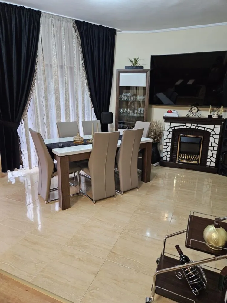 Casa de vanzare 3 camere Sos Giurgiului - Luica - Casa, parter , etaj și pod, în suprafață construita de 138,80 mp , suprafață utila 112 mp, teren în suprafață de 197 mp . La parter se afla un living+ bucătărie open spice, baie, antreu, corp tehnic, la etaj se afla 2 dormitoare, baie, hol, dresing , balcon.
Impreuna cu casa se vinde și un teren în suprafata de 44 mp pe care se afla un garaj sub care se afla un beci . 
În continuarea terenului de 197 mp se afla si un teren in folosință în suprafață de 216 mp pe care se afla edificata o construcție în suprafață de 28 mp compusa din bucătărie vara, magazie, terasa, wc curte și pentru care exista documentație topo cadastrala urmând a se introduce acțiune în uzucapiune( deja s-a incheiat contractul de asistenta juridica). Dupa introducerea actiunii si pentru acest imobil se vând drepturile litigioase.
Pentru vizionare sau mai multe informații vă rog să ne contactați: 
07******77 
07******55