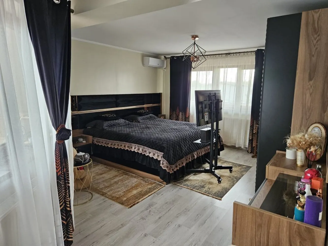 Casa de vanzare 3 camere Sos Giurgiului - Luica - Casa, parter , etaj și pod, în suprafață construita de 138,80 mp , suprafață utila 112 mp, teren în suprafață de 197 mp . La parter se afla un living+ bucătărie open spice, baie, antreu, corp tehnic, la etaj se afla 2 dormitoare, baie, hol, dresing , balcon.
Impreuna cu casa se vinde și un teren în suprafata de 44 mp pe care se afla un garaj sub care se afla un beci . 
În continuarea terenului de 197 mp se afla si un teren in folosință în suprafață de 216 mp pe care se afla edificata o construcție în suprafață de 28 mp compusa din bucătărie vara, magazie, terasa, wc curte și pentru care exista documentație topo cadastrala urmând a se introduce acțiune în uzucapiune( deja s-a incheiat contractul de asistenta juridica). Dupa introducerea actiunii si pentru acest imobil se vând drepturile litigioase.
Pentru vizionare sau mai multe informații vă rog să ne contactați: 
07******77 
07******55