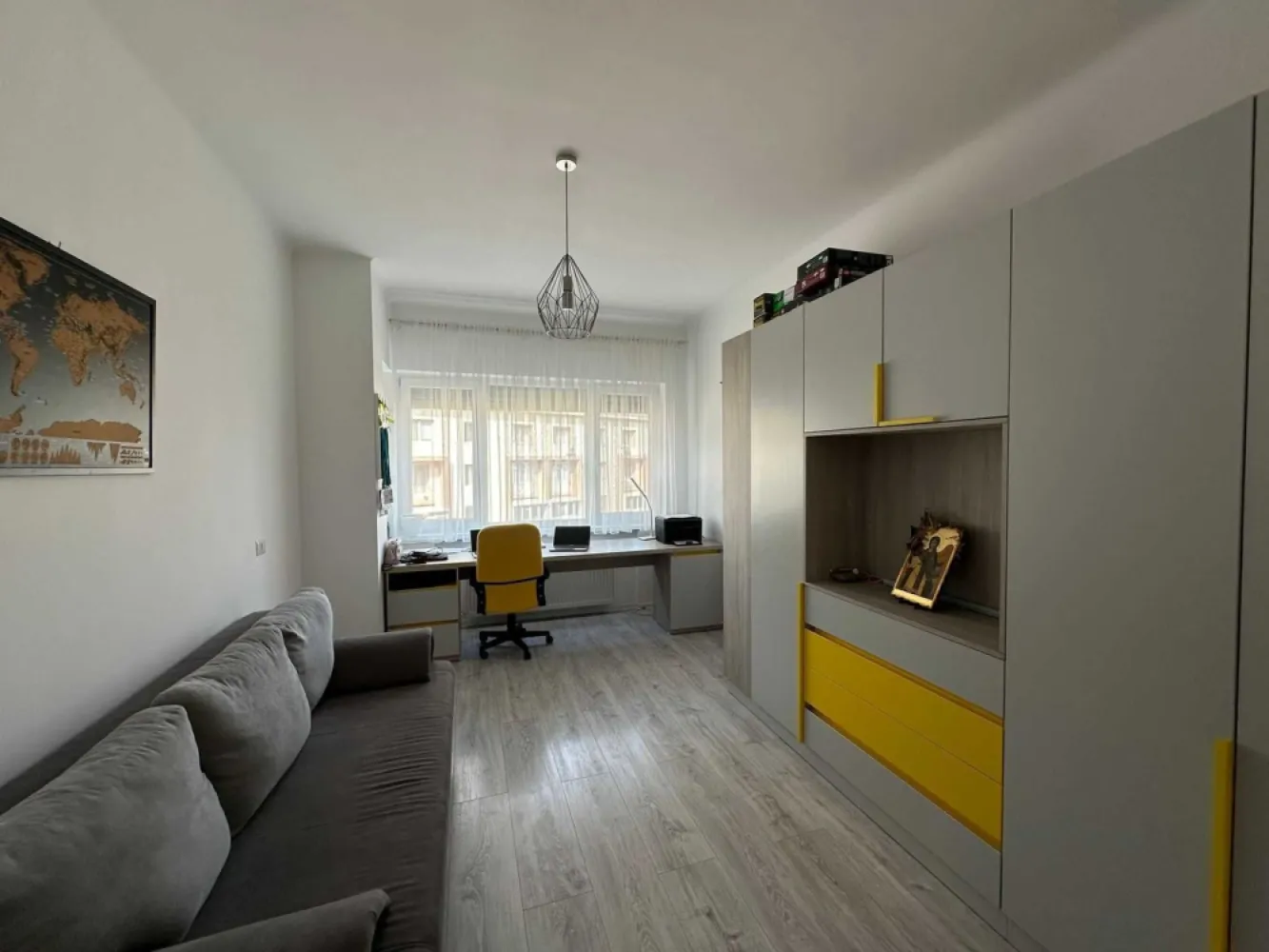 Apartament 3 camere Natiunile Unite - Proprietar vand apartament 3 camere situat la et 4/7, decomandat zona Natiunile Unite, mai exact str. Poenaru Bordea.
Apartamentul a fost modernizat total in anul 2020, toate instalatiile au fost inlocuite ( electrica + termica), incalzirea se face prin CT.
Apartamentul se vinde ca in poze, mobilat si utilat complet.
Distanta pana la Metrou P.Unirii este de 5 min.
Apartamentul detine si o boxa la demisol. 
Pretul este usor negociabil.
Nu doresc colaborare cu agentiile imobiliare.
Blocul nu are bulina, dar este incadrat la U2.