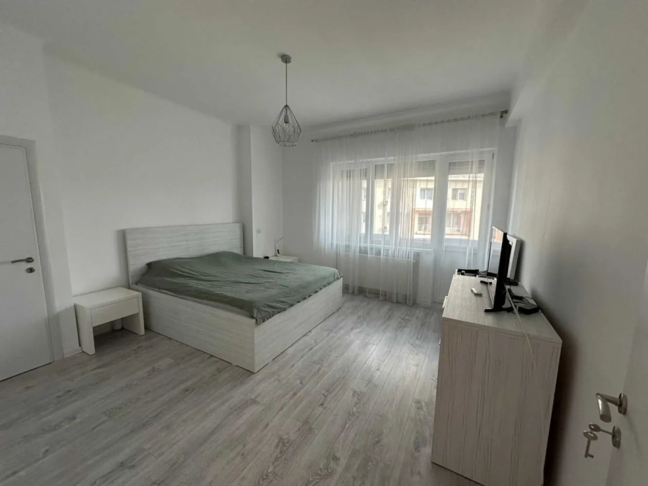 Apartament 3 camere Natiunile Unite - Proprietar vand apartament 3 camere situat la et 4/7, decomandat zona Natiunile Unite, mai exact str. Poenaru Bordea.
Apartamentul a fost modernizat total in anul 2020, toate instalatiile au fost inlocuite ( electrica + termica), incalzirea se face prin CT.
Apartamentul se vinde ca in poze, mobilat si utilat complet.
Distanta pana la Metrou P.Unirii este de 5 min.
Apartamentul detine si o boxa la demisol. 
Pretul este usor negociabil.
Nu doresc colaborare cu agentiile imobiliare.
Blocul nu are bulina, dar este incadrat la U2.