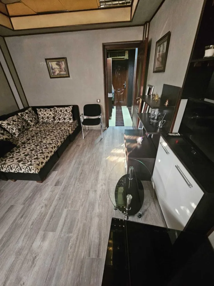 Vand garsoniera – Bucuresti - ultracental - Unirii km. zero - Vand garsoniera – Bucuresti - ultracental, zona linistita - Unirii ( km. zero)
Puncte de reper - Centrul Istoric - Sf. Gheorghe - Sf. Vineri
45.000 euro - negociabil 
Garsoniera SU 26 mp ST 35 mp (1 cam, baie, bucatarie, hol), situata la un demisol inalt, este renovata, bucatarie utilata, incalzire electrica, posibilitate de parcare in fata blocului. Bloc D+P+6 din 1937.
Pretabila pentru locuit, birou sau inchiriere in regim hotelier Airbnb
Bloc construit in 1937 - momentan, apare ca fiind incadrat in 1994 cu risc seismic – I -, dar fara a fi corect expertizat. 
Asociatia, cu acordul PMB a decis reexpertizarea pentru a se stabili daca in realitate are sau nu are acest risc seismic, procedura fiind in derulare.