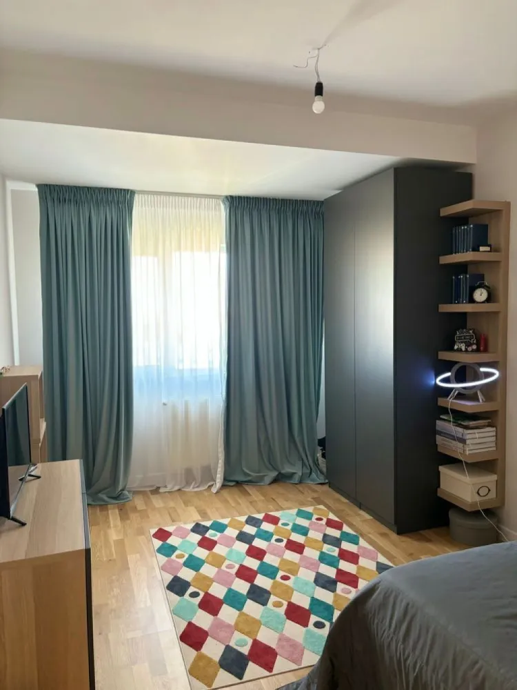 Apartament 3 camere complex Ten Blocks - Comunitatea dintr-un imobil au devenit adevarate necesitati si Prioritati de luat in calcul in cautarea unei locuinte.
Daca sunteti in cautarea unui apartament Luminos, Modern si Foarte bine Intretinut, aproape de oras, atunci aceasta proprietate vi se potriveste.

Va prezentam spre Vanzare un Apartament de 3 Camere, Decomandat, situat la etajul 7 din 8, intr-un Bloc Nou constructie 2010, din zona Militari-PACII, in Ansamblul Rezidential TEN BLOCKS ce poate deveni proprietatea dvs.

Acesta are o SUPRAFATA Totala de 82 mp, cu un Living de 22mp, 1 dormitor de 13.5mp, 1 dormitor de 14.7mp fiind completat de 1 hol acces cu o suprafata de 11.5mp, 1 Baie in suprafata de 5mp si o baie 2,15 si o Bucatarie INCHISA de aproape 7mp, la care se mai adauga 1 Terasa/ Balcon in suprafață de 7
Imobilul este orientat spre EST, luminos si ideal pentru cine iubeste linistea de acasa.

Apartamentul a fost PERSONALIZAT dupa propriile gusturi si se Vinde MOBILAT si UTILAT.
Printre DOTARI si FACILITATI mentionam:
• Bucatarie: Utilata 
• Electrocasnice
• 1 unitate AC
- parchet din lemn triplustratificat
- instalație electrica noua cu întrerupătoare Legrand
- tâmplărie pvc Gealan 

Complexul este ideal pentru familiile care isi doresc cresterea copilului intr-o comunitate primitoare si sigura.
Blocul are Propriul punct termic la subsol, fiind astfel ferit de problemele cu apa calda si caldura.
Scara blocului este foarte curata si primitoare. Sunt 2 lifturi SCHINDLER, iar la fiecare etaj sunt doar 5 apartamente.
Deasemenea fiecare Scara are adapost antiatomic.

Complexul Ten Blocks este pazit 24h si este compus din 10 blocuri, cu spatii verzi si locuri de joaca, bariere telecomandate pentru acces auto si pietonal din Bd. Preciziei si Bd. Iuliu Maniu.
In vecinatate sunt supermarketurile Mega Image, Profi, Kaufland, Carrefour expres sau LIDL , scoli si gradinite, sala fitness si restaurante.
Statia de METROU PACII este la 5 minute de mers precum si statii de autobuz si tramvai in vecinatate ce permit transportul facil.

Un apartament pregatit si echipat pentru orice tip de gusturi gata pentru a te muta.
Cu acestea fiind spuse va asteptam la o vizionare pentru va convinge de avantajele proprietatii!
Putem trimite mai multe poze in privat.
07******63