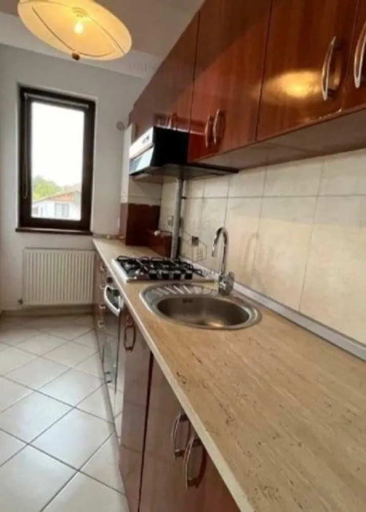Unirii Tineretului Parcul Carol - Comision 0% pentru cumparator.
Agentie imobiliara AllHouse vinde in exclusivitate apartament 3 camere semidecomandat.
Living openspace cu bucataria.
1 Dormitor matrimonial cu baie proprie.
1 Dormitor cu baie separat.
2 Holuri.
1 Balcon tip logie de 7 mp.
Imobil din 2008 tip boutique cu 18 apartamente.
Etaj 3/5 cu lift.
Vedere catre Parcul Carol.
Loc de parcare in subteran inclus in pret.
Pret fix!