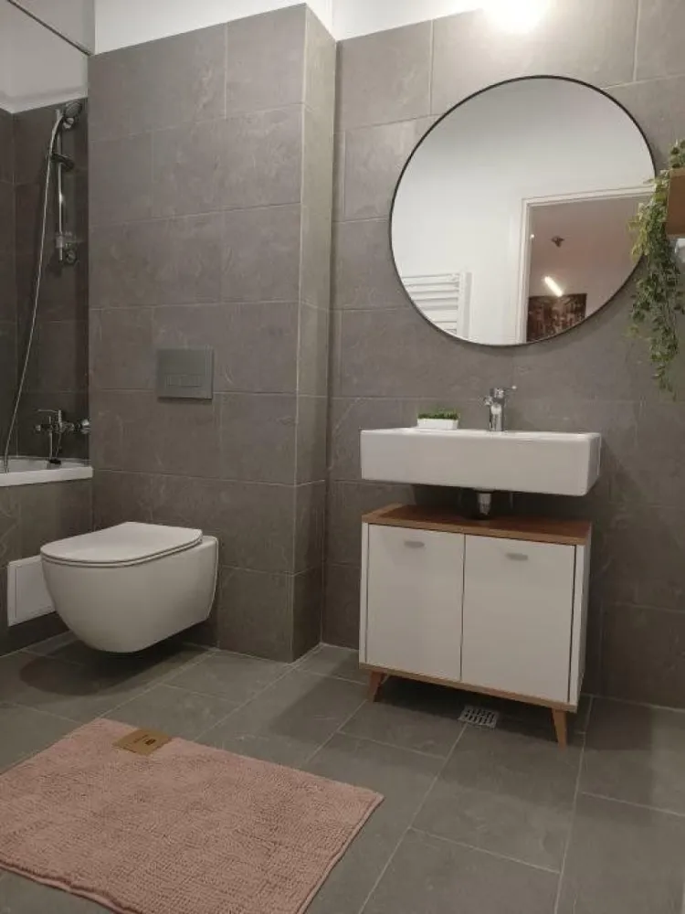Apartament nou 3 camere Complex Atria - Apartament 3 camere cu suprafaţa de 73,1 mp, bucătărie deschisă, 2 băi, terasă spaţioasă, etaj 3, mobilat şi utilat complet, neutilizat (aparatura casnică montată şi sigilatâ). Finisaje superioare. 2 lifturi, pază permanentă, piscină, parc, locuri de joacă.
Living 22,1 mp
Dormitor 13,7 mp
Dormitor 16,6 mp
Bucatarie 6,2 mp
Hol 6, 8 mp
Baie 4,7 mp
Baie 3,0 mp
Terasa 5,3 mp
Centrala termica Bosh, Încălzire prin pardoseală, uşi Pinum, ferestre Salamander, parchet laminat Egger.
Complexul are deschidere la Lacul Străuleşti. Staţia de autobuz 476 este în faţa complexului.
