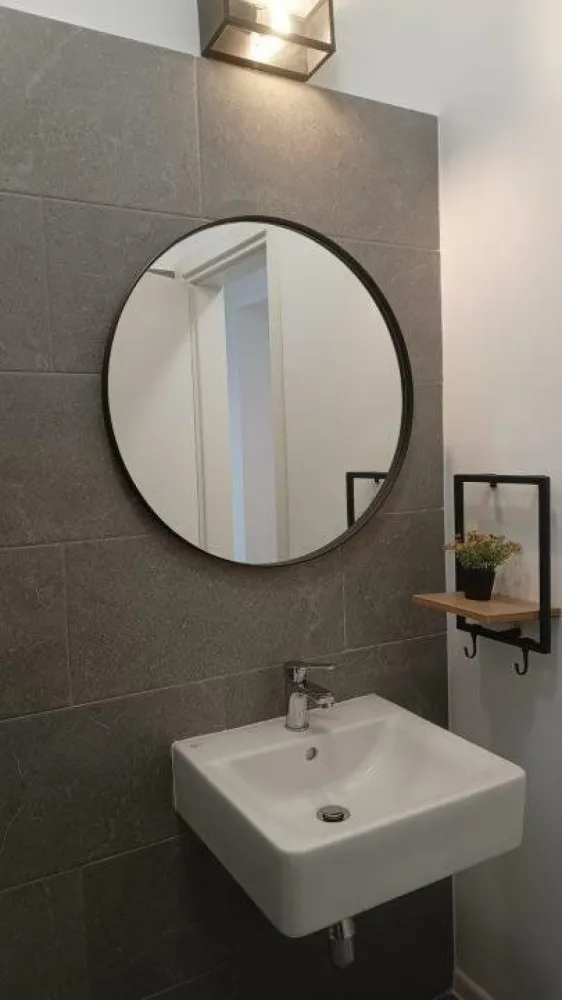 Apartament nou 3 camere Complex Atria - Apartament 3 camere cu suprafaţa de 73,1 mp, bucătărie deschisă, 2 băi, terasă spaţioasă, etaj 3, mobilat şi utilat complet, neutilizat (aparatura casnică montată şi sigilatâ). Finisaje superioare. 2 lifturi, pază permanentă, piscină, parc, locuri de joacă.
Living 22,1 mp
Dormitor 13,7 mp
Dormitor 16,6 mp
Bucatarie 6,2 mp
Hol 6, 8 mp
Baie 4,7 mp
Baie 3,0 mp
Terasa 5,3 mp
Centrala termica Bosh, Încălzire prin pardoseală, uşi Pinum, ferestre Salamander, parchet laminat Egger.
Complexul are deschidere la Lacul Străuleşti. Staţia de autobuz 476 este în faţa complexului.