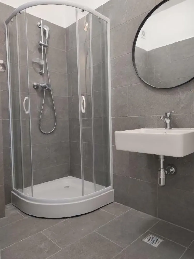 Apartament nou 3 camere Complex Atria - Apartament 3 camere cu suprafaţa de 73,1 mp, bucătărie deschisă, 2 băi, terasă spaţioasă, etaj 3, mobilat şi utilat complet, neutilizat (aparatura casnică montată şi sigilatâ). Finisaje superioare. 2 lifturi, pază permanentă, piscină, parc, locuri de joacă.
Living 22,1 mp
Dormitor 13,7 mp
Dormitor 16,6 mp
Bucatarie 6,2 mp
Hol 6, 8 mp
Baie 4,7 mp
Baie 3,0 mp
Terasa 5,3 mp
Centrala termica Bosh, Încălzire prin pardoseală, uşi Pinum, ferestre Salamander, parchet laminat Egger.
Complexul are deschidere la Lacul Străuleşti. Staţia de autobuz 476 este în faţa complexului.