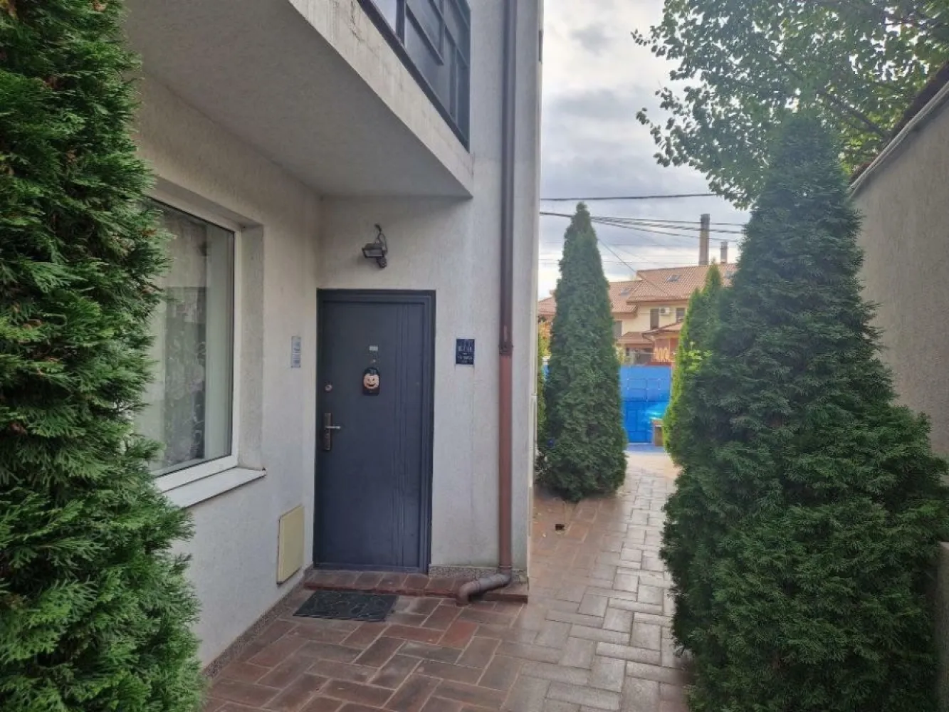 Vanzare apartament 3 camere, Bucureşti, Sector 3, Str Ilioara - Apartament la vânzare: Aici începe aventura ta de locuit!

Te-ai săturat să tot cauţi? Noi avem ce-ţi trebuie: un apartament cu personalitate, luminos şi spaţiu pentru vise mari (şi papuci mici).

Detalii care chiar contează:

Suprafaţă: Suficientă cât să te poţi rostogoli în voie (70mp)

Camere: Perfect de multe pentru weekenduri leneşe (doua dormitoare şi living)

Bucătărie: Unde cina îţi iese ca pe Pinterest, sau cel puţin ai destul spaţiu pentru takeout (rămâne mobilata)

Terasa: Pentru cafeaua ta de dimineaţă, filosofie la apus şi o mică grădină urbană â€“ dacă reuşeşti să păstrezi o plantă vie!

Extra features:

Vecini simpatici, să ştii pe cine să chemi la o cafea (sau să-ţi împrumute zahăr, ca în filme)

Şi mai presus de toate, o vibraţie care te face să te simţi ca acasă din prima clipă!

Dacă eşti gata să pui piciorul în ceva extra, nu doar un spaţiu de locuit, ci o poveste, vino să vezi apartamentul ăsta fain. Bonus: sentimentul că ţi-ai găsit locul tău în lume.

Câteva detalii technice: este pe Strada Ilioara nr 19A, la 5-10 minute de mers sunt 2 grădiniţe private, noi am ales Strumfisor şi ne-a plăcut. Am locuit în el din 2016, terasa a fost extrem de utila în pandemie, mai ales sa bei o bere cu vecinii când nu poţi merge nicăieri, dar şi pentru copil. Centrala termica este pe gaz, individuala şi cu încălzire în pardoseala.
Sunt parcări de la Primărie şi se mai poate parca şi pe strada, depinde cum preferi. În rest, cu un Google, găseşti tot ce este în jur.
