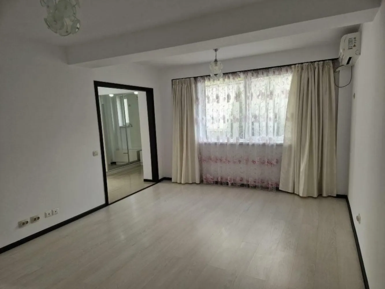 Vanzare apartament 3 camere, Bucureşti, Sector 3, Str Ilioara - Apartament la vânzare: Aici începe aventura ta de locuit!

Te-ai săturat să tot cauţi? Noi avem ce-ţi trebuie: un apartament cu personalitate, luminos şi spaţiu pentru vise mari (şi papuci mici).

Detalii care chiar contează:

Suprafaţă: Suficientă cât să te poţi rostogoli în voie (70mp)

Camere: Perfect de multe pentru weekenduri leneşe (doua dormitoare şi living)

Bucătărie: Unde cina îţi iese ca pe Pinterest, sau cel puţin ai destul spaţiu pentru takeout (rămâne mobilata)

Terasa: Pentru cafeaua ta de dimineaţă, filosofie la apus şi o mică grădină urbană â€“ dacă reuşeşti să păstrezi o plantă vie!

Extra features:

Vecini simpatici, să ştii pe cine să chemi la o cafea (sau să-ţi împrumute zahăr, ca în filme)

Şi mai presus de toate, o vibraţie care te face să te simţi ca acasă din prima clipă!

Dacă eşti gata să pui piciorul în ceva extra, nu doar un spaţiu de locuit, ci o poveste, vino să vezi apartamentul ăsta fain. Bonus: sentimentul că ţi-ai găsit locul tău în lume.

Câteva detalii technice: este pe Strada Ilioara nr 19A, la 5-10 minute de mers sunt 2 grădiniţe private, noi am ales Strumfisor şi ne-a plăcut. Am locuit în el din 2016, terasa a fost extrem de utila în pandemie, mai ales sa bei o bere cu vecinii când nu poţi merge nicăieri, dar şi pentru copil. Centrala termica este pe gaz, individuala şi cu încălzire în pardoseala.
Sunt parcări de la Primărie şi se mai poate parca şi pe strada, depinde cum preferi. În rest, cu un Google, găseşti tot ce este în jur.