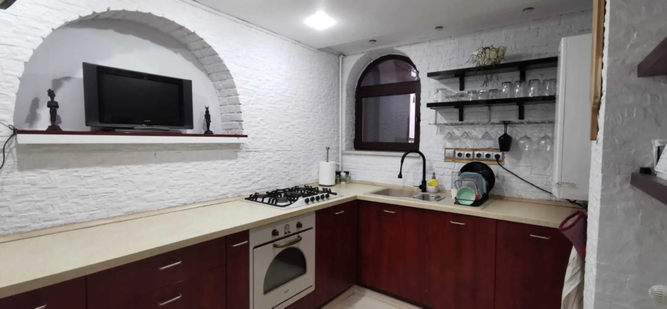 Duplex-apartament 3 camere 90,5mp utili, in vila P+1+M cu curte 639 mp - Se vinde apartament tip Duplex in Mansarda unei vile din 1938, consolidata si reabilitata in 2013 (cu Autorizatie de Construire), care cuprinde:
- O camera de zi de 33mp (8,6x3,8m) la primul nivel, inalta pe 2 nivele, cu tavanul in panta.
- Un Dormitor de 9.5mp la primul nivel cu vedere la gradina proprie
- Un Dormitor de 14.6mp la al doilea nivel cu vedere laterala exterioara si vedere la supanta (peste camera de zi), cu tavanul in panta.
- Bucatarie de 7.2mp mobilata si utilata complet (aragaz pe gaze, cuptor pe gaze, masina spalat vase incorporata, frigider cu dispensor LG foarte mare plus centrala termica Hermann - la primul nivel
- Un grup sanitar de 1.4mp (WC si chiuveta)
- O baie mare de6.1mp cu Dus (cu masaj)
- Terasa 2x3m
- Pod de cca 6mp (spatiul a fost folosit initial ca l;oc pentru pat, cu acces din dormitorul mic si a ramas finisat ca spatiu locuibil)
- Boxa-Camera depozitare/atelier la Demisol de cca 9mp, inalta de cca 5 m, in care se poate face un nivel intermediar (ceilalti 2 proprietari au deja aceasta impartire pe verticala realizata), cu geam.
- teren 159,5mp in indiviziune (cota de 1/4 din 639mp total teren)
Finisaje:
-Gresie pe hol si in bai, parchet bambus masiv (NU melaminat) in Camera de zi, si Dormitorul mare, parchet melaminat in bucatarie si Dormitorul mic. Se vinde complet mobilat si utilat, asa cum se vede in poze.
Casa este construita pe un teren cu suprafata de 639 mp, din caramida plina (50 cm grosime pereti exteriori), cu geamuri termopan. Sunt 3 proprietari pe tot imobilul si toti folosesc la comun tot ce este in curte, foisorul, gradina, etc. In dreptul curtii sunt 5 locuri de parcare plus inca unul in curte.
Cheltuieli de intretinere pe perioada de iarna cca 800 lei (gaze, curent, apa).
Distanta pana la Metrou Tineretului sau Metrou Timpuri noi cca 6 min mers pe jos.
Casa se poate viziona la adresa Ruginoasa nr. 2, Bucuresti, Sector 4.
Pentru mai multe detalii si poze va stau la dispozitie pe whatsapp la zero sapte doi doi sase trei trei patru opt trei (07******83).
Proprietatea merita vazuta, atat locatia cat si interiorul. Nu deranjati cu negocieri de pret la telefon inainte de vizionare.