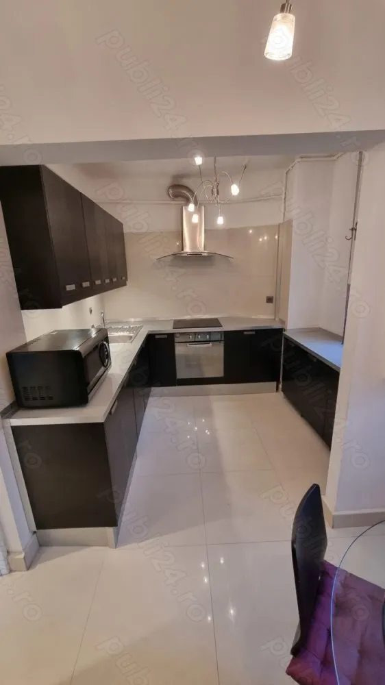 Apartament 3 camere ultracentral Univesitate - Apartament de vânzare cu 3 camere, situat într-o zonă excelentă, la intersecția Mosilor și Hristo Botev o locație centrală ce oferă acces facil la toate punctele de interes din București!

Caracteristici generale: Bloc solid și rezistent, fără risc seismic sau urgență. Beneficiază de o curte interioară cu acces restricționat pentru locatari, controlat prin telecomandă, unde există posibilitatea de parcare. Scara blocului este renovată, iar corpul de clădire este izolat termic, asigurând confort și eficiență energetică. Liftul merge pana la etajul 4.

Despre apartament: Apartamentul este situat la ultimul etaj (5 din 5), având deasupra o placă de beton și un pod înalt, circulabil, cu spații generoase de depozitare. Suprafața utilă este de 90 de metri pătrați, la care se adaugă un balcon.

Living generos pentru momente de relaxare și socializare

Două dormitoare decomandate, ideale pentru intimitate și confort

Baie principală modernizată, cu instalația de apă și scurgere recent refăcute

WC de serviciu pentru un plus de comoditate

Bucătărie mobilată și complet utilată, pregătită pentru utilizare imediată

Două spații de depozitare pentru organizarea eficientă a casei

Tavanele sunt izolate termic, iar apartamentul dispune de centrală proprie.

Orientare și luminozitate: Apartamentul are orientare estică, astfel încât este inundat de lumină naturală pe tot parcursul zilei și oferă o priveliște liberă.

Alte avantaje: Apartamentul este oferit direct de proprietar, fără comisioane suplimentare. O locuință ideală pentru cei care caută confort și siguranță într-o zonă ultracentrală!

Pentru detalii suplimentare și vizionări, vă așteptăm să ma contactați!