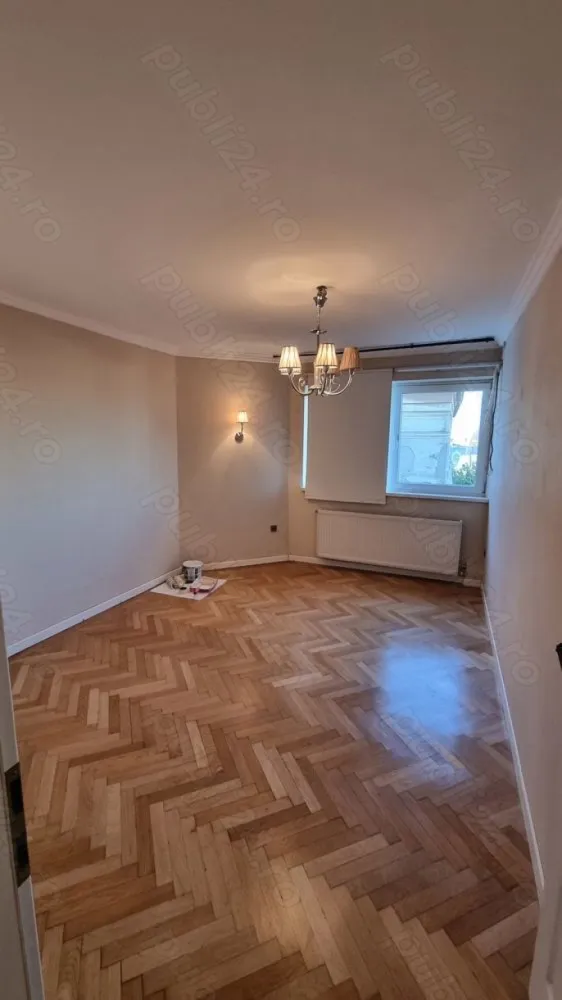 Apartament 3 camere ultracentral Univesitate - Apartament de vânzare cu 3 camere, situat într-o zonă excelentă, la intersecția Mosilor și Hristo Botev o locație centrală ce oferă acces facil la toate punctele de interes din București!

Caracteristici generale: Bloc solid și rezistent, fără risc seismic sau urgență. Beneficiază de o curte interioară cu acces restricționat pentru locatari, controlat prin telecomandă, unde există posibilitatea de parcare. Scara blocului este renovată, iar corpul de clădire este izolat termic, asigurând confort și eficiență energetică. Liftul merge pana la etajul 4.

Despre apartament: Apartamentul este situat la ultimul etaj (5 din 5), având deasupra o placă de beton și un pod înalt, circulabil, cu spații generoase de depozitare. Suprafața utilă este de 90 de metri pătrați, la care se adaugă un balcon.

Living generos pentru momente de relaxare și socializare

Două dormitoare decomandate, ideale pentru intimitate și confort

Baie principală modernizată, cu instalația de apă și scurgere recent refăcute

WC de serviciu pentru un plus de comoditate

Bucătărie mobilată și complet utilată, pregătită pentru utilizare imediată

Două spații de depozitare pentru organizarea eficientă a casei

Tavanele sunt izolate termic, iar apartamentul dispune de centrală proprie.

Orientare și luminozitate: Apartamentul are orientare estică, astfel încât este inundat de lumină naturală pe tot parcursul zilei și oferă o priveliște liberă.

Alte avantaje: Apartamentul este oferit direct de proprietar, fără comisioane suplimentare. O locuință ideală pentru cei care caută confort și siguranță într-o zonă ultracentrală!

Pentru detalii suplimentare și vizionări, vă așteptăm să ma contactați!