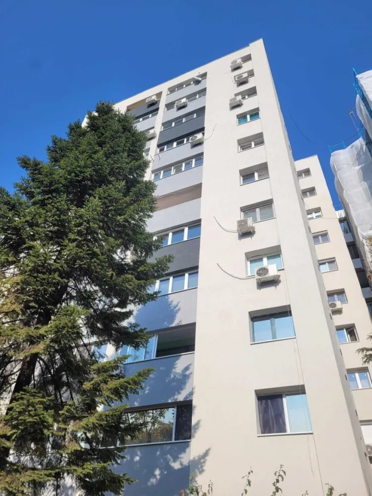 3 cam Tineretului | 4min metrou | Renovat & Mobilat Modern - Apartament spatios de 3 camere cu balcon inchis, situat pe bulevardul Tineretului nr. 21 la doar cateva minute de mers pe jos de metrou (4min Tineretului, 9min Timpuri Noi). Vis-a-vis de parc, cu vedere pe spate si lateral, fiind ferit de zgomotele si praful create de catre bulevard.

*** bloc reabilitat termic in OCT 2024
*** de asemenea, finalizate si reparatiile conductelor de caldura si apa calda

Este mobilat modern, utilat complet:
* instalatie electrica si sanitara inlocuite, mobila noua
* boiler vertical 100L baie
* 2 aparate de aer conditionat cu pompa de caldura Daikin
* masina de spalat, frigider inalt, cuptor electric si plita pe gaz
* 2 tv smart, internet Digi 1gps
* loc de parcare la bulevard (6lei/zi), bloc cu 2 lifturi
* in zona exista gradinita, scoala, liceu, Mega Image, Piata Norilor, cafenele si restaurante.

Exclus agentii, multumesc!
Apartamentul se poate viziona cu o programare in prealabil.