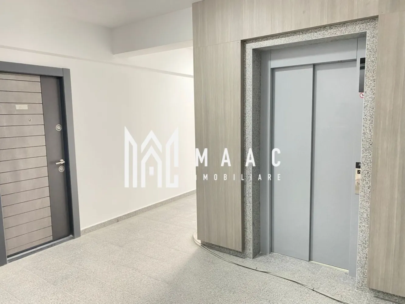 Direct dezvoltator | Apartament 2 camere | Etaj 3 | Calea Surii Mici - MAAC Imobiliare va prezinta un nou complex rezidential situat in zona Calea Surii Mici, in apropierea viitorului Spital Judetean. Apartamentul disponibil are o suprafata utila de 52.14 mp si un balcon de 4.69 mp, compartimentat in living generos de 20.20 mp, bucatarie spatioasa de 8.65 mp, dormitor confortabil de 12.29 mp, baie moderna de 3.86 mp si hol de 7.14 mp. Apartamentul se poate preda la stadiul de finisat la cheie astfel - Gresie si faianta la alegerea clientului - Obiecte sanitare la alegere - Glafuri interior - Parchet - Prize si intrerupatoare - Usi interioare Pentru mai multe informatii va invitam sa mentionati ID-ul anuntului: CP2067827 }}