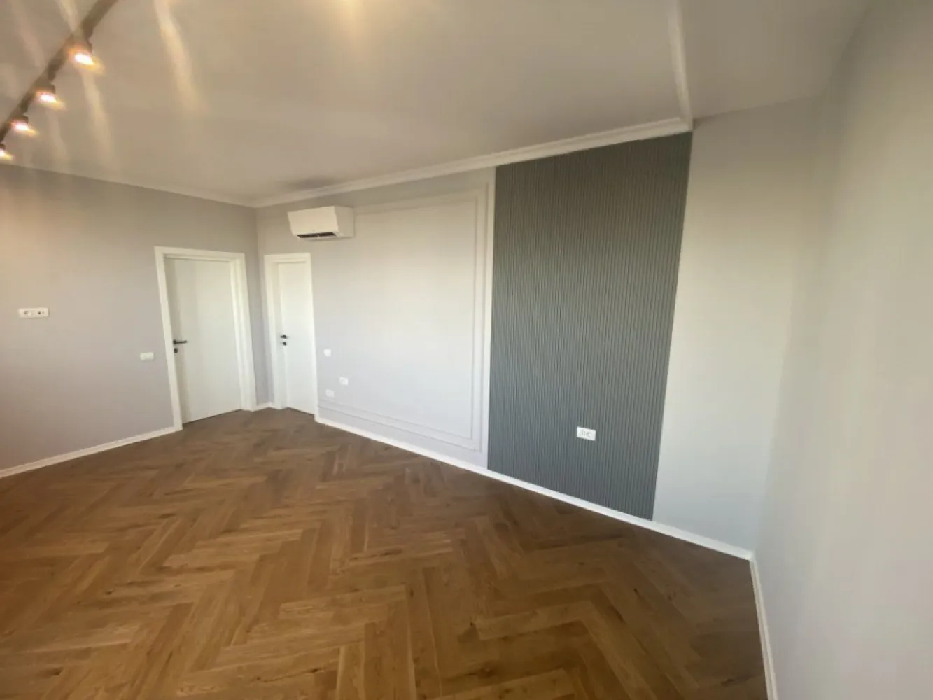 Proprietar Penthouse Unirii 4 camere vedere la bulevard - Proprietar vand penthouse bld Unirii, complex Union Plaza
- 4 camere
- 2 bai
- Centrala de apartament
- Incalzire in pardoseala
- Aer conditionat Daikin
- Parchet triplustratificat
- Fatada ventilata
- Terasa cu vedere la bulevard

395.000 EUR +TVA