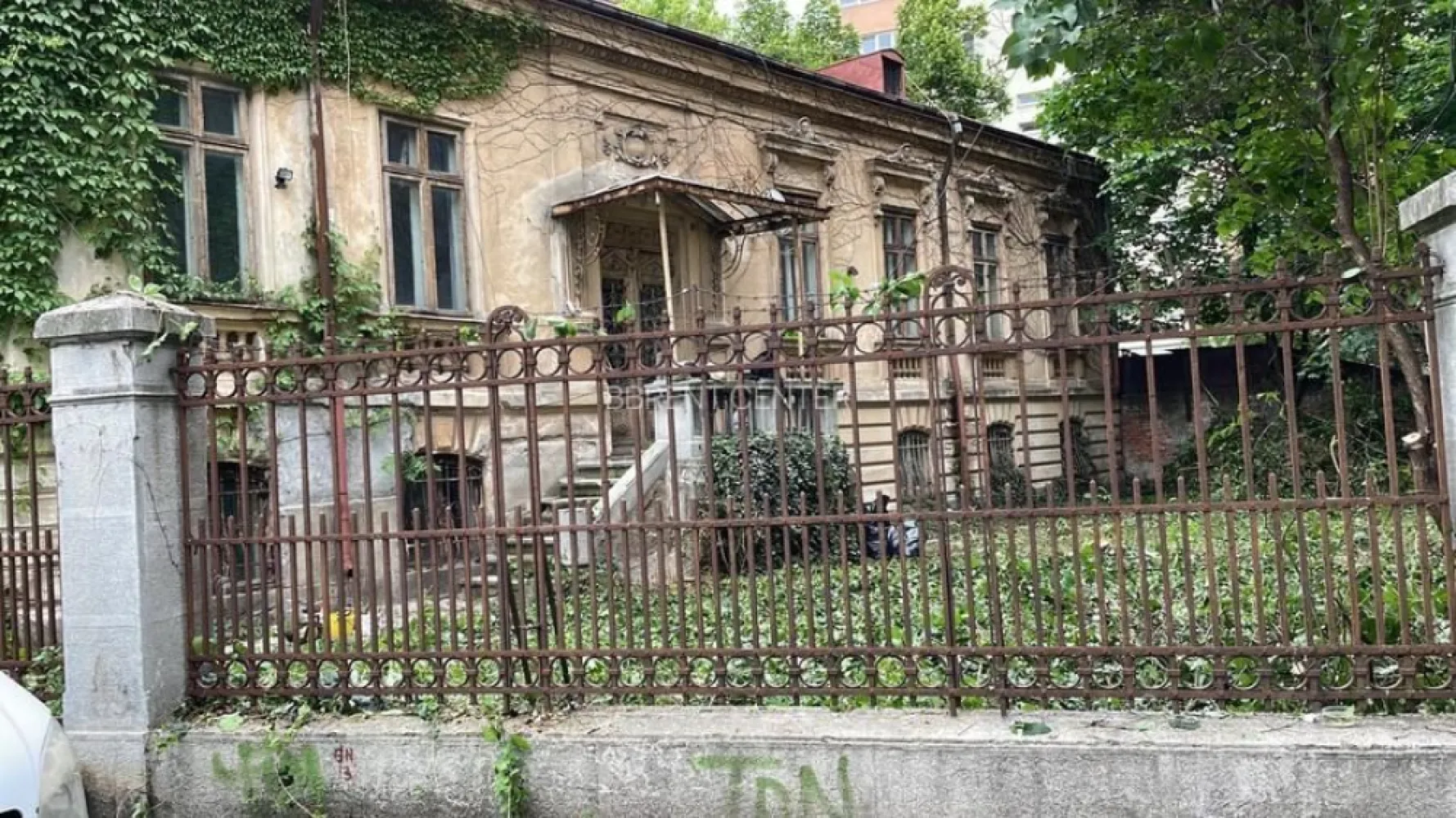 Proprietate exceptionala - Armeneasca - Proprietate de exceptie ( casa + teren), zona Armeneasca, strada Cercului 2A. - casa- constructie 1928 - 321 mp utili ( 516 mp construiti) + teren - 541 mp - raritate pentru întreaga zona. Casa este dispusa pe subsol + demisol+ parter+ pod, separat exista o pivniță de 80 mp. Extrem de versatila, proprietatea poate fi renovata și pretabila pentru spatiu rezidential sau orice alta activitate liberala ( cabinet avocat, notarial, medical,restaurant, etc). Extrem de atractiv pentru in investitor, exista un studiu istoric și un proiect de dezvoltare pentru un imobil nou - P+3, care poate fi predat viitorilor proprietari. Deschiderea terenului este foarte generoasa, de 15 ml la strada Cercului. Exista contracte de utilitati, iar proprietatea nu a avut niciodată probleme juridice ( a fost permanent în proprietatea privata)