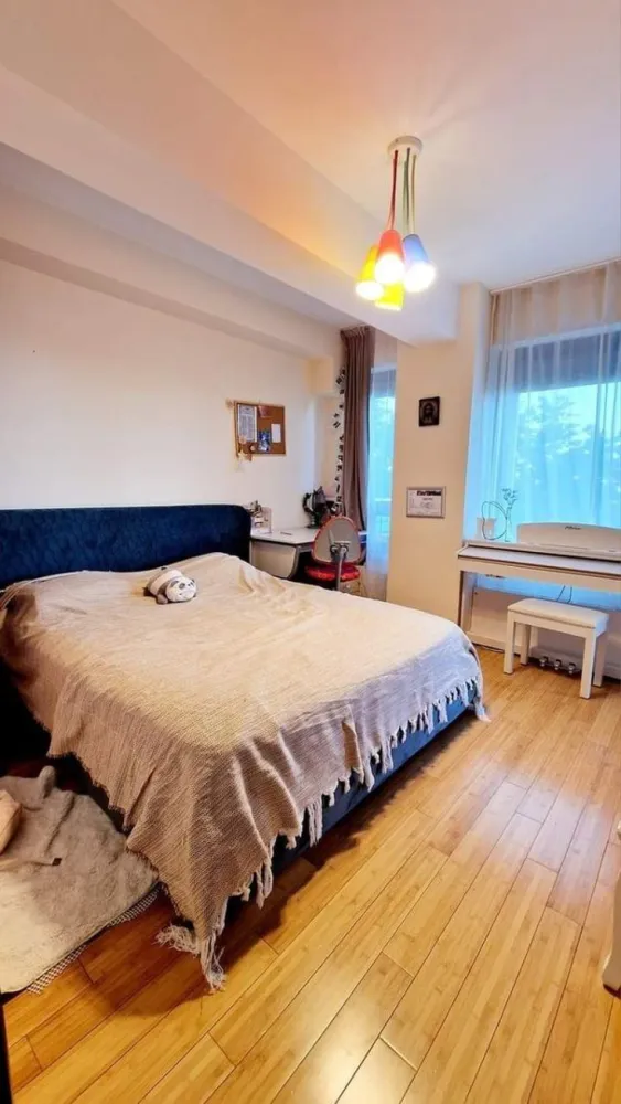Exclusive Residence Copou - Apartament cu 3 camere - Apartament de vânzare aflat în Exclusive Residence Copou.

Descriere generală
• Vă prezint un apartament disponibil pentru vânzare, situat în ansamblul imobiliar Exclusive Residence Copou, unic prin poziția sa în cartier.

• Acesta este alcătuit din trei camere (două dormitoare, living open space cu bucătăria și hol), două băi și două terase cu o suprafață foarte generoasă și o priveliște foarte frumoasă spre Sărărie și Aeroportul Internațional Iași.

Suprafață
• Este situat la etajul 2 din 5, având o suprafață utilă de 70 mp și 15 mp de terase.

Facilități
• Proiectul cuprinde un ansamblu exclusivist de 19 blocuri noi, cu parcare subterană și supraterană, market, diferite saloane de înfrumusețare, piscină și club de fitness.

Beethoven Suite
• Apartamentul prezentat a fost numit de către dezvoltatorii imobiliari Beethoven Suite, un model extrem de rar și singurul la revânzare în ultimii 8 ani.

• Design interior
• Distincția acestui apartament este dată de eleganța discretă, de decoruri rafinate și lumină. Linii simple care denotă bun gust și reliefează rafinamentul decorului. Linii clasice ce se împletesc într-o formă unică, fără de egal, descriu o alternanţă între lux şi simplitate, echilibru şi somptuozitate. Aerul romantic al ambientului pastrează elemente inspirate de armonia unei simfonii.

Dotări/Finisaje
• Pasiune și calitate într-un stil de excepție.
• Dotări/Finisaje:
• Ușă din lemn masiv la intrare în apartament, dar și în interior;
• Geamuri termopan cu 3 rânduri de sticlă (4S Saint Gobain);
• Piatră naturală în baie
• Parchet din lemn de bambus în dormitor
• Marmură în zona de bucătărie și living room
• Aer condiționat
• Cadă cu hidromasaj 
• Termosistem de 15 cm;
• Încălzire centrală de bloc;
• Panouri solare TACONOVA;
• Lift Schindler de 6 persoane;
• Curte interioară supravegheată cu camere video;
• Locuri de parcare închiriabile.
• Etc

Preț și disponibilitate
• Apartamentul se vinde complet mobilat și utilat pentru suma de 350.000 euro.
• Disponibil imediat.