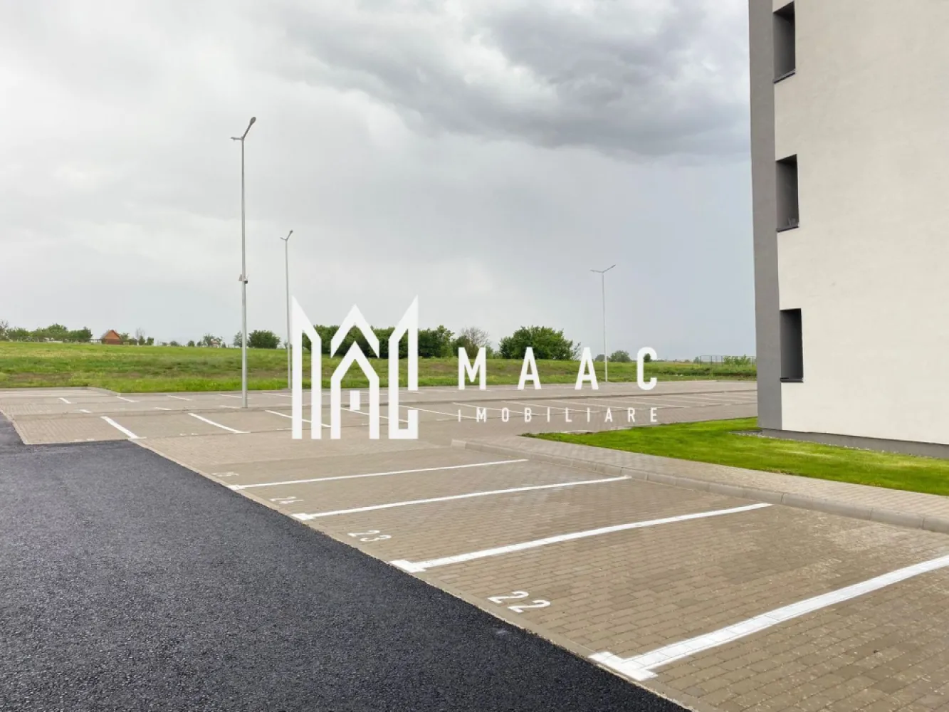 Direct dezvoltator | Apartament 2 camere | Etaj 3 | Calea Surii Mici - MAAC Imobiliare va prezinta un nou complex rezidential situat in zona Calea Surii Mici, in apropierea viitorului Spital Judetean. Apartamentul disponibil are o suprafata utila de 52.14 mp si un balcon de 4.69 mp, compartimentat in living generos de 20.20 mp, bucatarie spatioasa de 8.65 mp, dormitor confortabil de 12.29 mp, baie moderna de 3.86 mp si hol de 7.14 mp. Apartamentul se poate preda la stadiul de finisat la cheie astfel - Gresie si faianta la alegerea clientului - Obiecte sanitare la alegere - Glafuri interior - Parchet - Prize si intrerupatoare - Usi interioare Pentru mai multe informatii va invitam sa mentionati ID-ul anuntului: CP2067827 }}