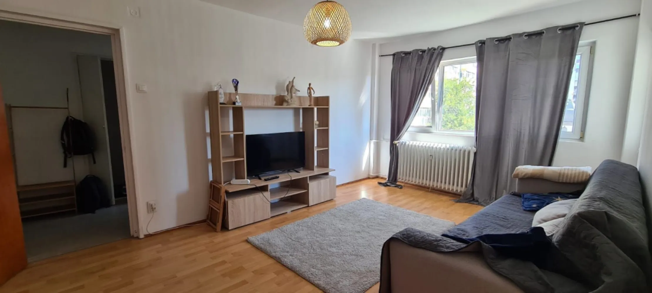 Ag BRASADAS închiriază Ap 2 cam. deosebit Et 6/10 zona TEI. - Agenția BRASADAS închiriază un apartament mobilat și utilat, luminos, cu o priveliște deosebită spre Biserica Sf. Treime - situat pe Str. Grigore Moisil, in apropiere de Parcul Circului și Lacul Tei, și la 10 min. de Piața Victoriei; stația de tramvai si autobuz este în fața blocului, statie de autobuz si peste drum, iar metroul Obor/St. cel Mare la 2 stații de tramvai. 

În apropiere veți găsi: supermarket-uri, cafenele, librarii, farmacii, magazinul Domino și Facultatea de Construcții, etc.

www.brasadas.com.