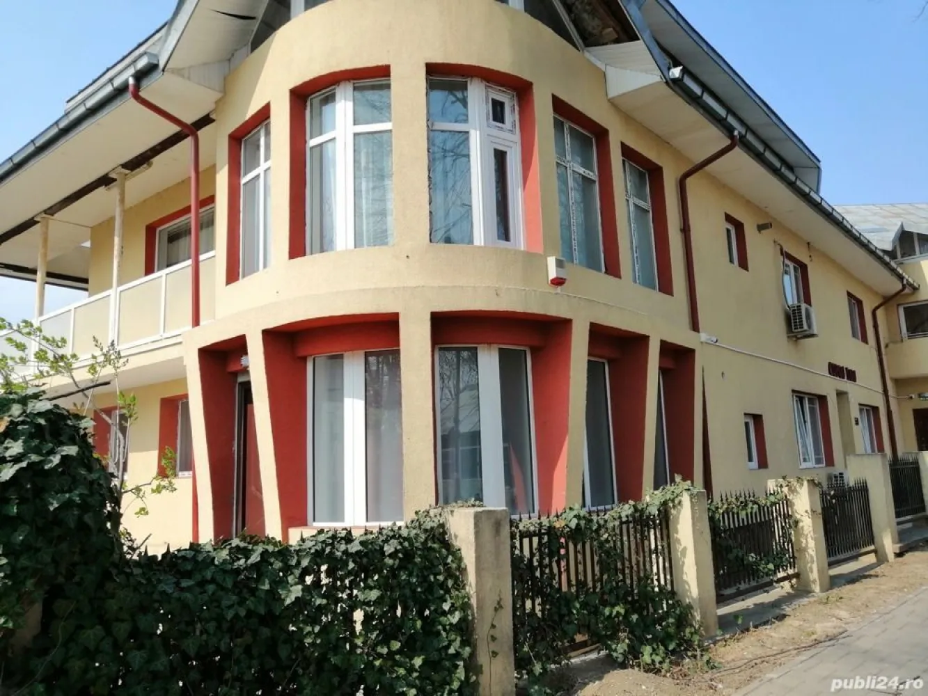 Proprietate de vanzare - Proprietate deosebita, în Copou, str. Lascar Catargi, în imediata vecinătate a ISU Iași, situată la aproximativ 300m de Universitatea Alexandru Ioan Cuza, 400m de Parcul Copou, Spitalul Clinic Parhon, Institutul Inimii, la 250 m de Institutul Regional de Oncologie, la 50m de Centrul de scrining al IRO. Proprietatea este compusa din aproximativ 700 mp de teren, clădire principala și clădire anexa cu suprafața utila totala de aproximativ 750mp, situată pe 4 nivele, cu posibilități de supraînălțate. Proprietatea funcționează ca hotel certificat de 3*, structurat în 15 camere de cazare, un penthaus și o sala de mese. Ca alte facilități exista senzori de fum, centrala de alarmare la efracție, sistem de supraveghere video HD, 2 contori monofazate și unul trifazat cu o putere instalata de 27 KW ora plus doua sisteme fotovoltaice de 6 KW h și 5kvh, separate, cu un total de 36 de panouri. Proprietatea se poate atât vinde cat și inchiria cu relatii la fata locului sau la telefon . Proprietatea este pretabila pentru activități comerciale gen clinica medicala, centru îngrijiri, grădiniță, școală, etc, spațiu de birouri sau alte activități, eligibile fonduri europene.
Preț final 1750000 euro cu posibilitate de achitare in 3 transe. Avans 50%.
