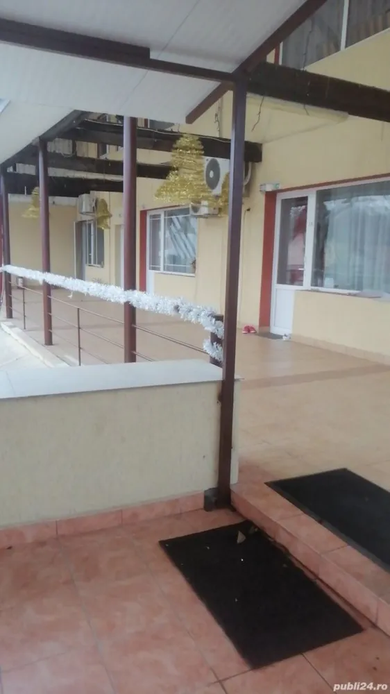 Proprietate de vanzare - Proprietate deosebita, în Copou, str. Lascar Catargi, în imediata vecinătate a ISU Iași, situată la aproximativ 300m de Universitatea Alexandru Ioan Cuza, 400m de Parcul Copou, Spitalul Clinic Parhon, Institutul Inimii, la 250 m de Institutul Regional de Oncologie, la 50m de Centrul de scrining al IRO. Proprietatea este compusa din aproximativ 700 mp de teren, clădire principala și clădire anexa cu suprafața utila totala de aproximativ 750mp, situată pe 4 nivele, cu posibilități de supraînălțate. Proprietatea funcționează ca hotel certificat de 3*, structurat în 15 camere de cazare, un penthaus și o sala de mese. Ca alte facilități exista senzori de fum, centrala de alarmare la efracție, sistem de supraveghere video HD, 2 contori monofazate și unul trifazat cu o putere instalata de 27 KW ora plus doua sisteme fotovoltaice de 6 KW h și 5kvh, separate, cu un total de 36 de panouri. Proprietatea se poate atât vinde cat și inchiria cu relatii la fata locului sau la telefon . Proprietatea este pretabila pentru activități comerciale gen clinica medicala, centru îngrijiri, grădiniță, școală, etc, spațiu de birouri sau alte activități, eligibile fonduri europene.
Preț final 1750000 euro cu posibilitate de achitare in 3 transe. Avans 50%.