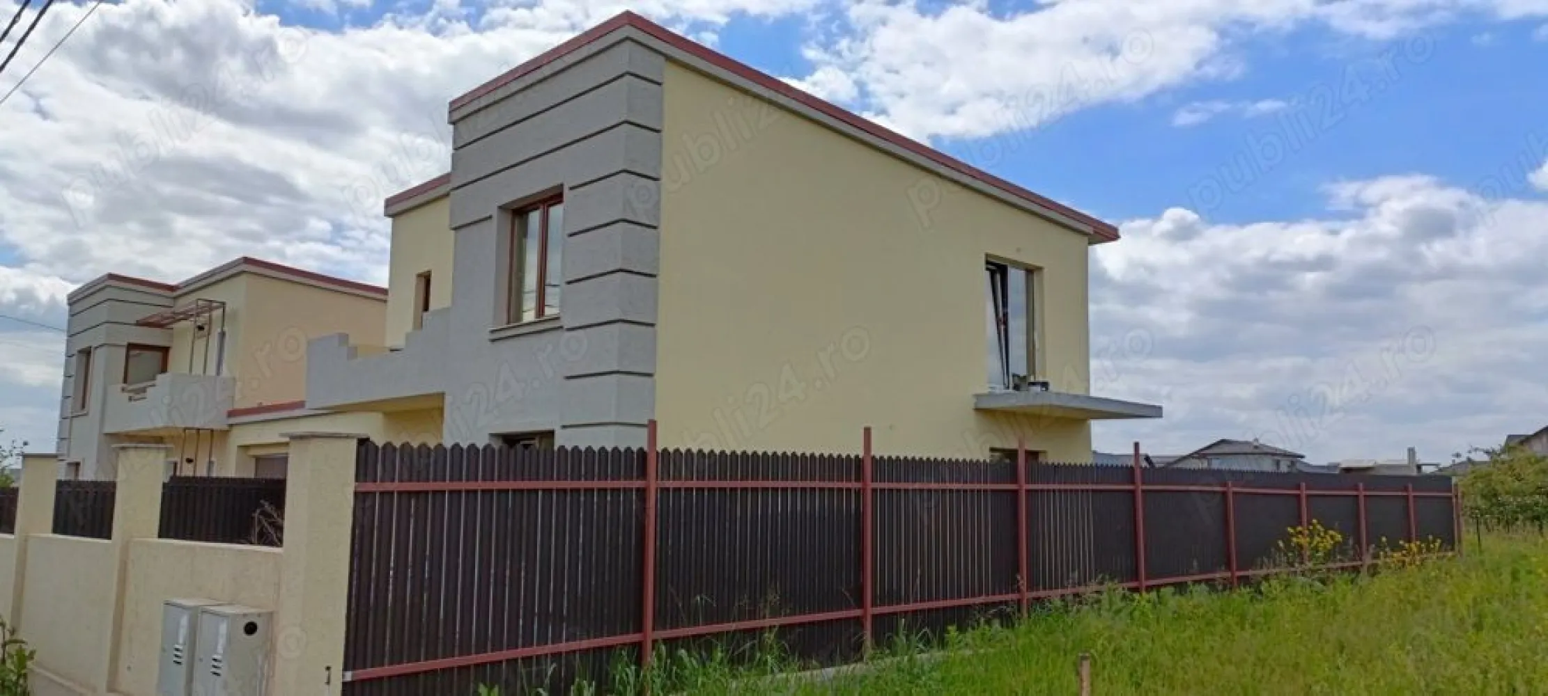 Proprietar Casa Valea Lupului GARAJ - Proprietar persoana fizica intabulata apa,canal,curent,gaz,drum asfaltat.Casă in Valea Lupului, -130mp utili casa +21mp !! GARAJ intabulat !! + 25 mp terase si balcoane,350 mp teren.Dimensiuni casa 9 9 +garaj 6,5 3,5 .Asfalt Strada Tudor Vianu.
-Parter: Hol intrare,living,bucatarie, baie de 6,5mp. Terasa;
-Etaj:Hol, 3 dormitoare,2 balcoane si baie cu o suprafață de 11mp complet utilata cu mobilier .Incălzire in pardoseală in toată casa,distribuitoare,pompe pe fiecare nivel , placă din beton si peste etaj izolata cu vată (in total 3 plăci de beton).Casă proiectata astfel incat sa nu
 aiba spatii inutile de intretinut incalzit.Prize si intrerupatoare modulare -Tamplarie Salamander cu 3 randuri de sticla 4S, 3 randuri de garnituri,feronerie Roto (stejar auriu) .Teren imprejmuit cu gard din șipcă metalică si temelie de beton iar în partea din fata este construit cu stalpi din beton si zidarie finisat cu tencuiala decorativa.. .Parc copii la 200m;-Skate Park la 250m.Statie maxi-taxi 300m.Supermarket (Penny, Mega, Carrefour).Accept credit.Actele sunt finalizate.... Mai multe detalii la telefon.