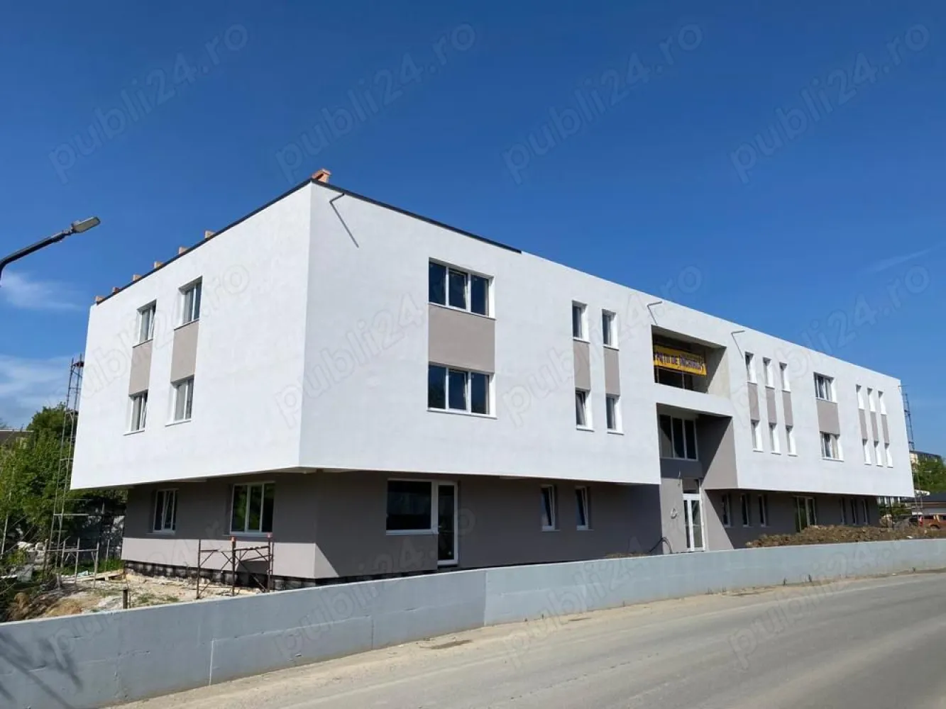 Cladire multifunctionala P+2, zona Kaufland Pacurari, 1950 mp construiti - Vand cladire multifunctionala P+2, zona Kaufland Pacurari, situata la intrarea in cartierul Contemporan, in vecinatatea a doua scoli gradinite private (Paradis si Montessori). Pretul afisat este pentru stadiul actual al cladirii, respectiv la GRI (tencuita la interior, instalatia electrica executata, tamplaria montata, sistem supraveghere)
Cladirea se preteaza pentru clinica medicala, farmacie, birouri, restaurant, salon, gradinita, before & after school, etc.
Teren 2000 mp. Pretul nu include TVA. Se poate factura cu taxare inversa.