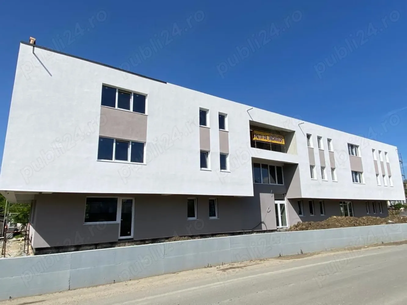 Cladire multifunctionala P+2, zona Kaufland Pacurari, 1950 mp construiti - Vand cladire multifunctionala P+2, zona Kaufland Pacurari, situata la intrarea in cartierul Contemporan, in vecinatatea a doua scoli gradinite private (Paradis si Montessori). Pretul afisat este pentru stadiul actual al cladirii, respectiv la GRI (tencuita la interior, instalatia electrica executata, tamplaria montata, sistem supraveghere)
Cladirea se preteaza pentru clinica medicala, farmacie, birouri, restaurant, salon, gradinita, before & after school, etc.
Teren 2000 mp. Pretul nu include TVA. Se poate factura cu taxare inversa.