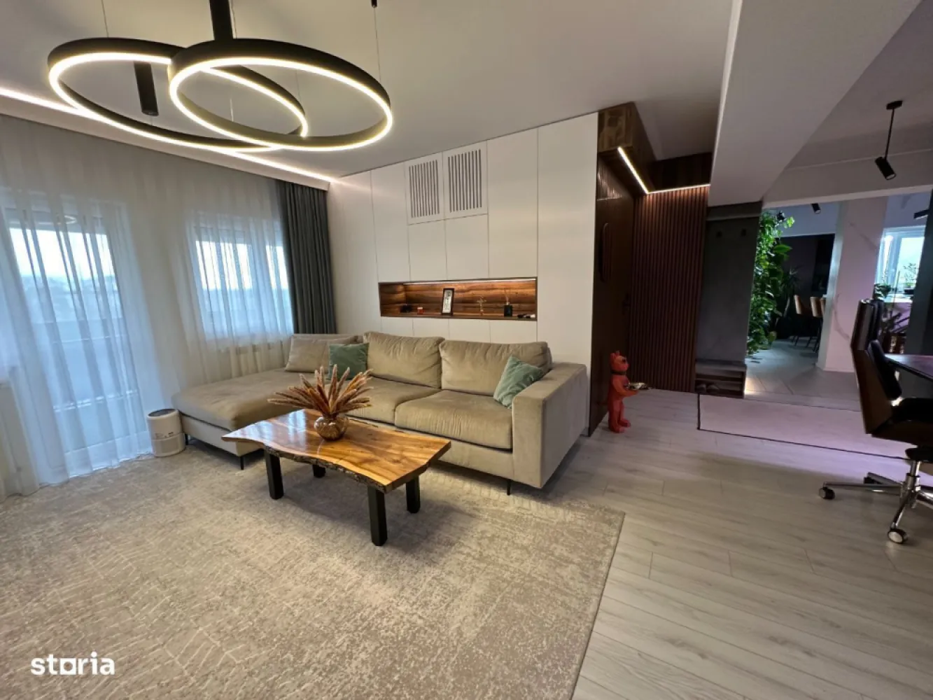 Poze reale | Mutare imediată | Apartament intabulat PREMIUM | 110 mp - PF ofer spre vânzare 
Apartamentul este situat într-un complex rezidențial nou din zona Tătărași, cu acces rapid către supermarket, stație de transport public (aceasta aflându-se chiar în fața complexului), facultăți și zonele de interes (3 minute de Iulius Mall, 5 minute de Palas Mall, 10 minute de Piața Unirii).
Intrarea în complex este securizată și beneficiază de sistem supraveghere video.
Apartamentul este format prin alipirea a 2 apartamente (2 camere si 1 cameră) + boxă și este recompartimentat astfel: 
. 
Apartamentul se remarcă prin:
2 centrale termice Bosch conectate la un singur termostat
Unitate AC Daikin Smart
Sistem Smart Home: Benzi led mobilier de la Hafele
Oglinzi băi Smart (luminare LED, conexiune Bluetooth, afișaj oră, vreme)
Uși exterioare cu izolație fonică, blocatori antiefracție, cu interior din lemn și plăci HDF
Parchet clasă trafic Ac4 (trafic intens)
Geamuri tripan 4 anotimpuri
Plăci ceramice porțelanate și rectificate
Senzori detecție fum, gaz, apă
Cuptor și cuptor cu microunde Bosch
Mașină de spălat rufe Samsung
Mașină de spălat vase incorporabilă Beko
Vinotecă 
Dressing spațios
Pat dormitor tapițat catifea, cu ladă de depozitare
Birou & masă toaletă pentru machiat 2 în 1
Apartamentul se vinde gata mobilat, cu toate cele enumerate mai sus. Nu se solicită perioadă de abitație, viitorul proprietar se poate muta în apartament a doua zi după semnarea actelor. 
Contact: George ; Irina