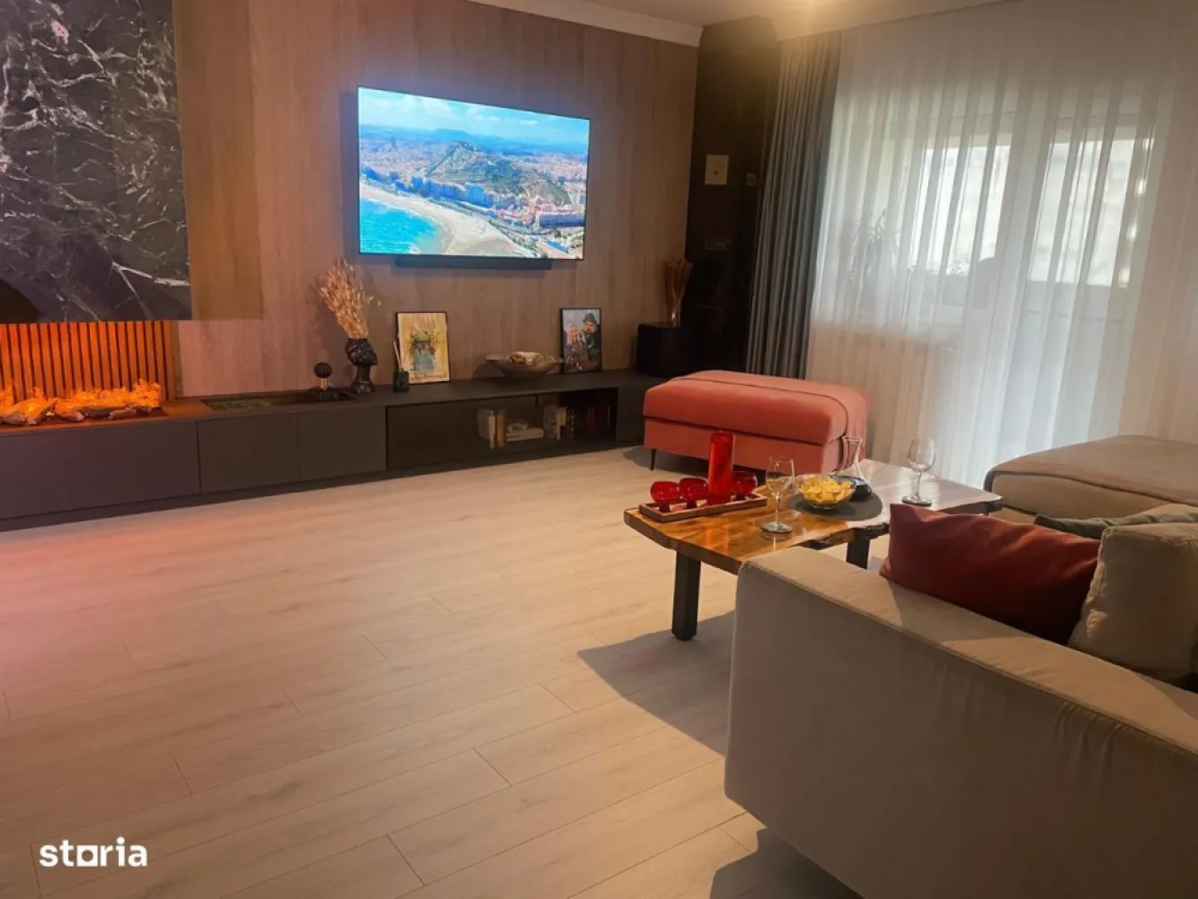 Poze reale | Mutare imediată | Apartament intabulat PREMIUM | 110 mp - PF ofer spre vânzare 
Apartamentul este situat într-un complex rezidențial nou din zona Tătărași, cu acces rapid către supermarket, stație de transport public (aceasta aflându-se chiar în fața complexului), facultăți și zonele de interes (3 minute de Iulius Mall, 5 minute de Palas Mall, 10 minute de Piața Unirii).
Intrarea în complex este securizată și beneficiază de sistem supraveghere video.
Apartamentul este format prin alipirea a 2 apartamente (2 camere si 1 cameră) + boxă și este recompartimentat astfel: 
. 
Apartamentul se remarcă prin:
2 centrale termice Bosch conectate la un singur termostat
Unitate AC Daikin Smart
Sistem Smart Home: Benzi led mobilier de la Hafele
Oglinzi băi Smart (luminare LED, conexiune Bluetooth, afișaj oră, vreme)
Uși exterioare cu izolație fonică, blocatori antiefracție, cu interior din lemn și plăci HDF
Parchet clasă trafic Ac4 (trafic intens)
Geamuri tripan 4 anotimpuri
Plăci ceramice porțelanate și rectificate
Senzori detecție fum, gaz, apă
Cuptor și cuptor cu microunde Bosch
Mașină de spălat rufe Samsung
Mașină de spălat vase incorporabilă Beko
Vinotecă 
Dressing spațios
Pat dormitor tapițat catifea, cu ladă de depozitare
Birou & masă toaletă pentru machiat 2 în 1
Apartamentul se vinde gata mobilat, cu toate cele enumerate mai sus. Nu se solicită perioadă de abitație, viitorul proprietar se poate muta în apartament a doua zi după semnarea actelor. 
Contact: George ; Irina