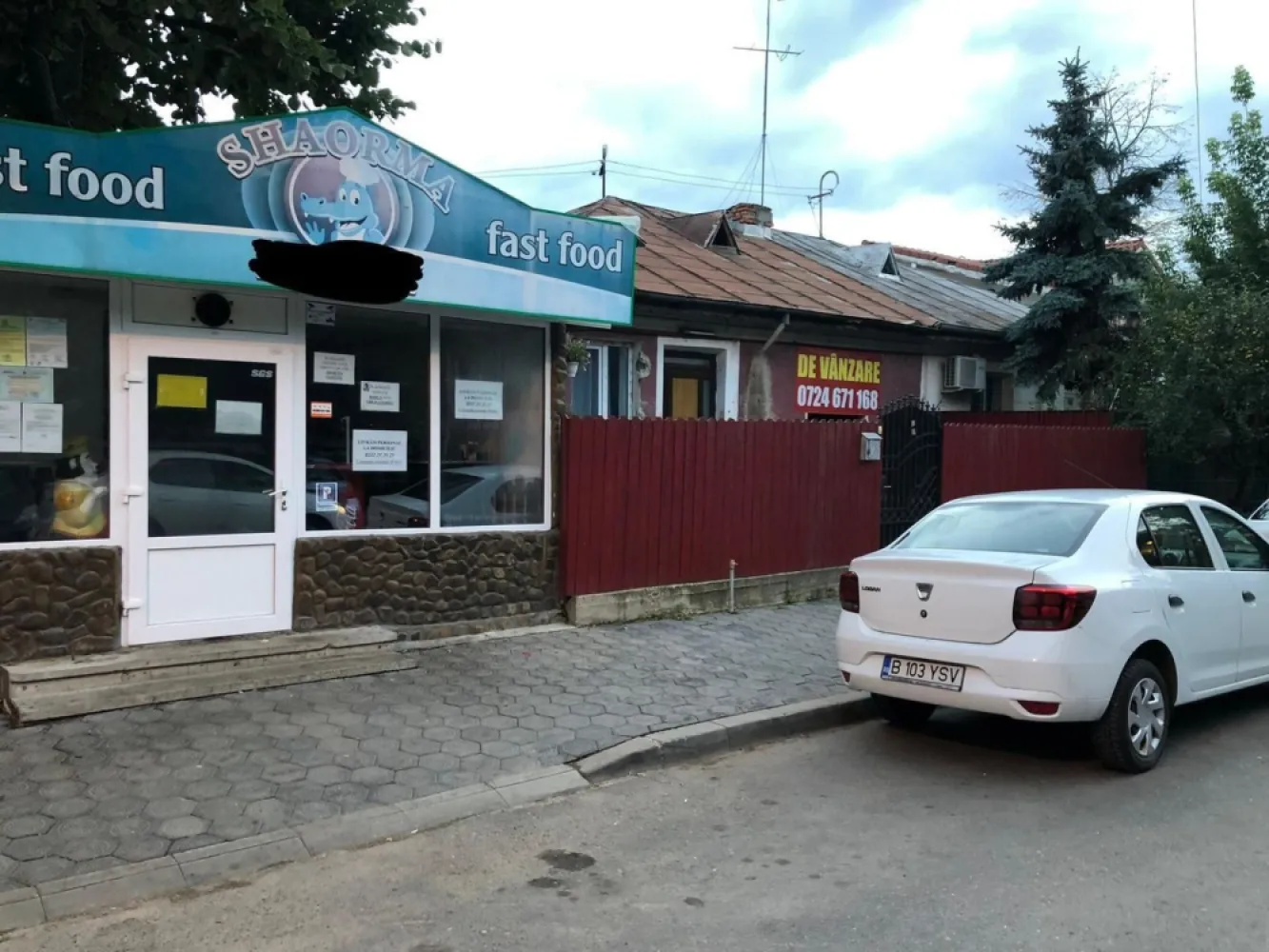 Vând Casa zona Centrala Iasi - Vând casă (variante), zonă liniștită Cantemir, 5 minute mers pe jos de Palas, alăturată bisericii “Sf. Mahramă a Maicii Domnului”, suprafață teren 300 mp pe care se află o casă construcție 1962 (demolare/RK ), spațiu comercial în funcțiune cu vad (fast food). Construcțiile sunt dotate cu toate utilitățile, autorizații în regulă și impozite la zi. Curtea are acces prin două străzi paralele. Ocazie unică, preț fix 195.000€. 
Telefon: 07******48