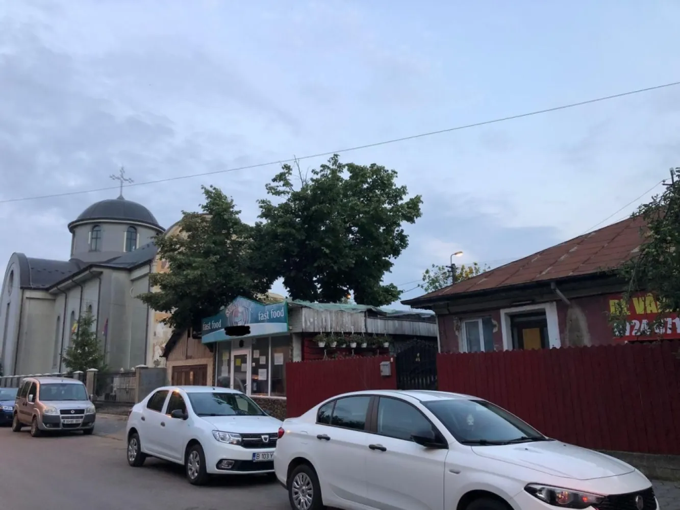 Vând Casa zona Centrala Iasi - Vând casă (variante), zonă liniștită Cantemir, 5 minute mers pe jos de Palas, alăturată bisericii “Sf. Mahramă a Maicii Domnului”, suprafață teren 300 mp pe care se află o casă construcție 1962 (demolare/RK ), spațiu comercial în funcțiune cu vad (fast food). Construcțiile sunt dotate cu toate utilitățile, autorizații în regulă și impozite la zi. Curtea are acces prin două străzi paralele. Ocazie unică, preț fix 195.000€. 
Telefon: 07******48