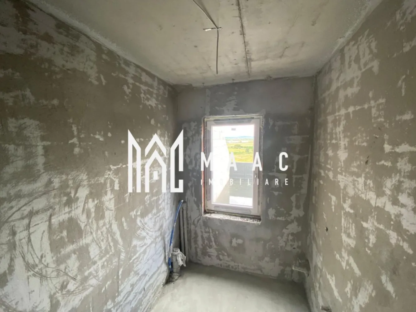 Direct dezvoltator | Apartament 2 camere | Etaj 1 | Calea Surii Mici - MAAC Imobiliare va prezinta un nou complex rezidential situat in zona Calea Surii Mici, in apropierea viitorului Spital Judetean. Apartamentul disponibil are o suprafata utila de 52,95 mp si un balcon de 6.37 mp, compartimentat in living generos cu bucatarie open-space de 31.18 mp, dormitor confortabil de 15.47 mp, baie moderna de 4.76 mp si hol de 1.54 mp. Apartamentul se poate preda la stadiul de finisat la cheie astfel - Gresie si faianta la alegerea clientului - Obiecte sanitare la alegere - Glafuri interior - Parchet - Prize si intrerupatoare Pentru mai multe informatii va invitam sa mentionati ID-ul anuntului: CP2067908 }}