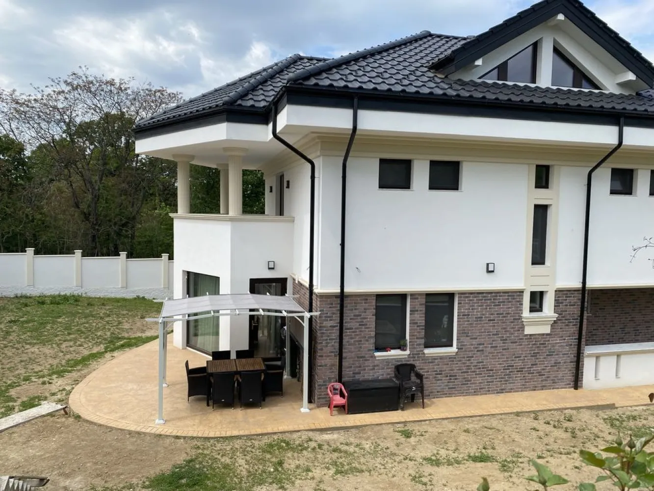 Vila Bucium D+P+E+M - Se vinde casa în Bucium zona “Cardinale”, anul finalizării construcției 2022. Imobilul este amplasat pe o suprafață de teren de 704 mp cu acces de la șoseaua Iasi-Vaslui și are o suprafață desfășurată de aproximativ 380mp împărțită astfel:
Demisol 65 mp - camera tehnica, cămară, spațiu depozitare. 
Parter 105,6 mp - Hol, baie, 2 dormitoare, bucătărie închisă și living cu loc luat masa
Etaj 105,6 mp - 2 dormitoare cu baie proprie și birou
Mansardă 105,6 mp - Dresing, loc de joacă copii, baie. 
Imobilul dispune de toate utilitățile (apa curentă, canalizare, gaz, energie electrică racord trifazic), încălzire în pardoseală la parter și etaj și radiatoare la demisol și mansardă.