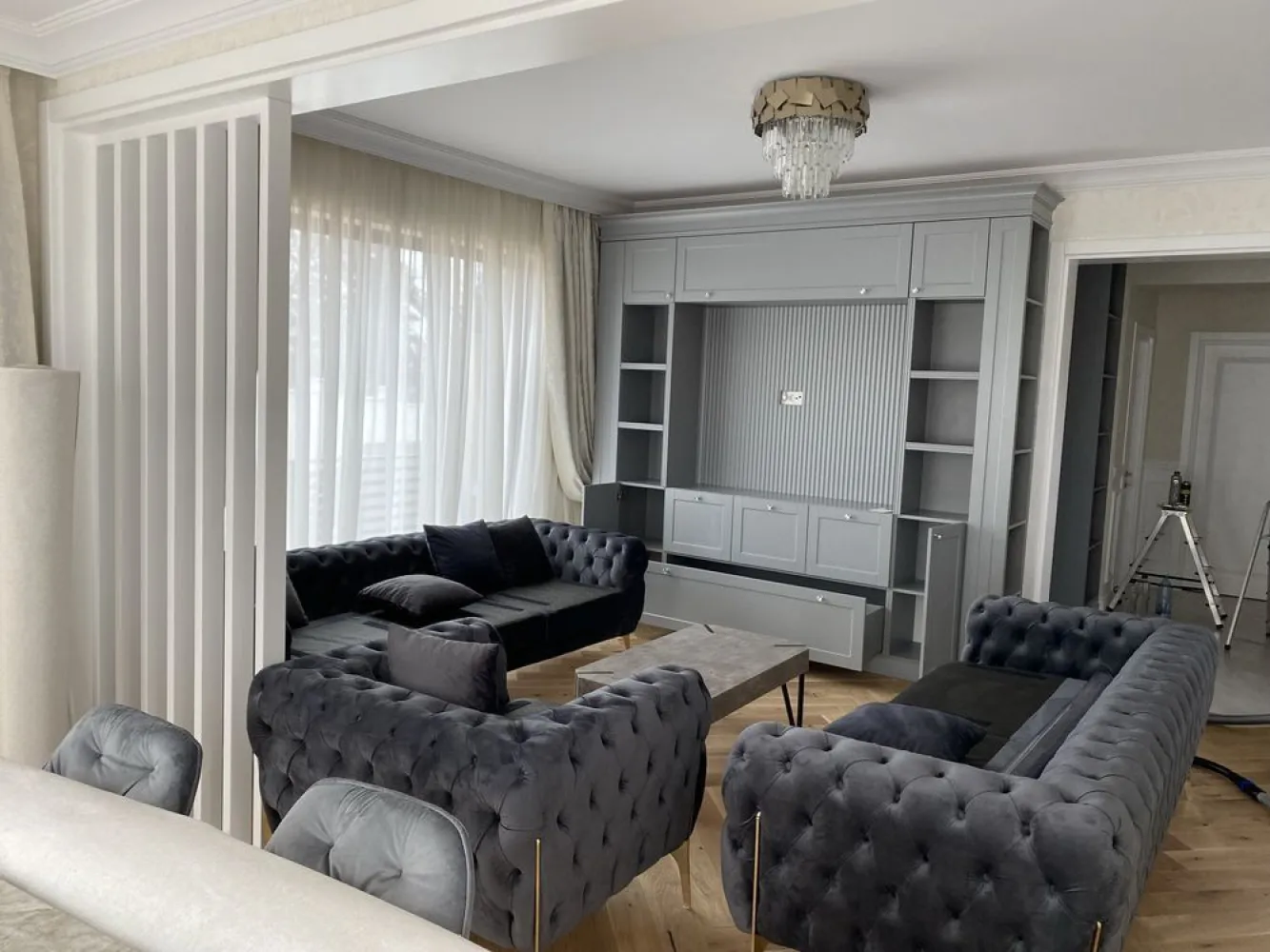 Vila Bucium D+P+E+M - Se vinde casa în Bucium zona “Cardinale”, anul finalizării construcției 2022. Imobilul este amplasat pe o suprafață de teren de 704 mp cu acces de la șoseaua Iasi-Vaslui și are o suprafață desfășurată de aproximativ 380mp împărțită astfel:
Demisol 65 mp - camera tehnica, cămară, spațiu depozitare. 
Parter 105,6 mp - Hol, baie, 2 dormitoare, bucătărie închisă și living cu loc luat masa
Etaj 105,6 mp - 2 dormitoare cu baie proprie și birou
Mansardă 105,6 mp - Dresing, loc de joacă copii, baie. 
Imobilul dispune de toate utilitățile (apa curentă, canalizare, gaz, energie electrică racord trifazic), încălzire în pardoseală la parter și etaj și radiatoare la demisol și mansardă.