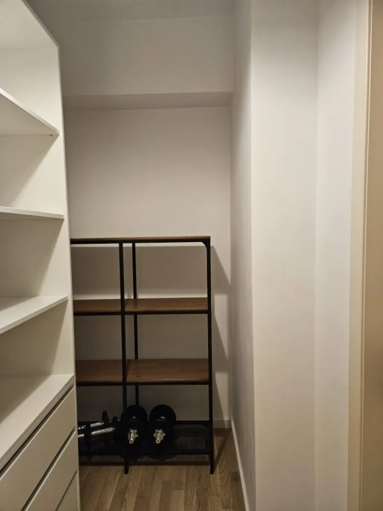 Apartament 2 camere de vanzare Copou Park Residence. - Apartamentul este situat intr-o zona linistita, cu multa vegetatie, aproape de centrul orasului si la o distanta de mers pe jos de universitatea Al. I Cuza, parcul Copou, gradinite, scoli, licee si magazine.

Se poate achizitiona si un loc de parcare subteran la pretul de 15.000 de euro.

Se vinde mobilat partial cu mobila la comanda (bucatarie, baie, dressing si debara).

Pretul este usor negociabil si termenul de predare este de 3 luni.

Pentru mai multe oferte accesați www.brasadas.com.