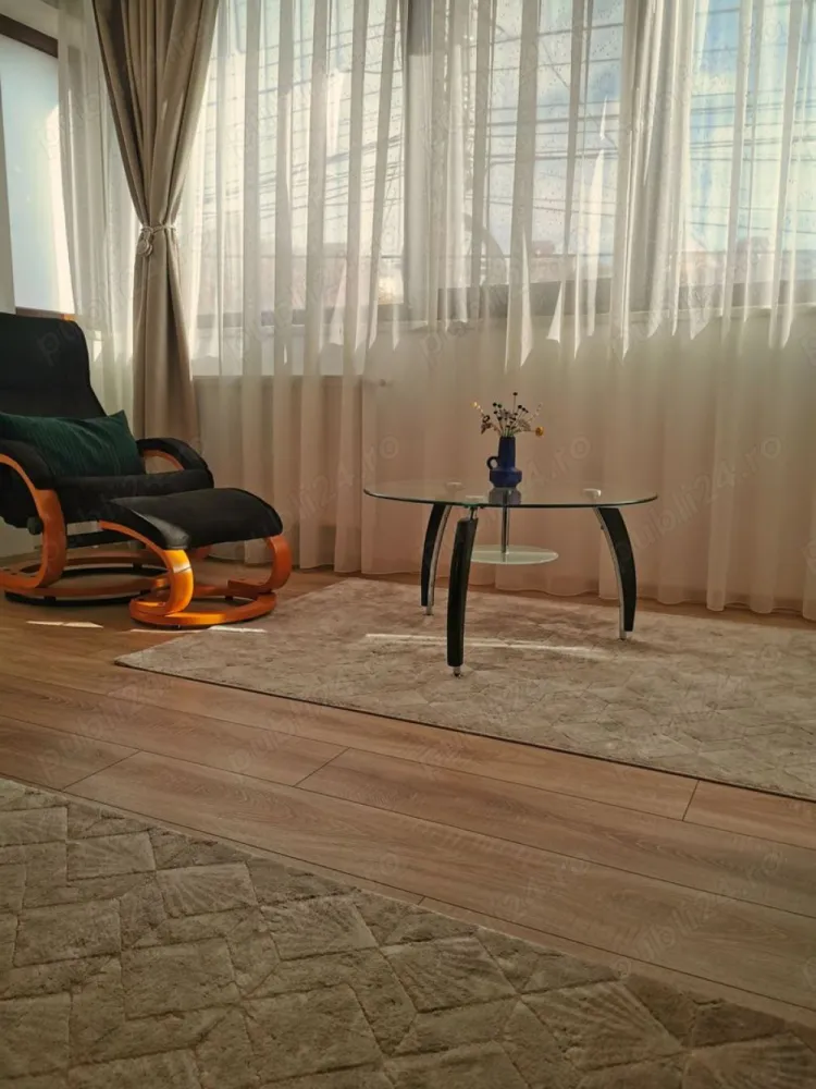 Pensiune Ultracentrala IASI - ROI 10 ani - Se vinde pensiune ultracentrala in IASI.
Categoria 3 stele.

Formata din:
- 8 camere de cazare intre 15 si 60 mp
- Apartament tip PENTHOUSE 100mp + terasa 110 mp

Total SU: 400mp + terasa 110 mp + foisor 8mp

Toate camerele sunt dotate cu mobilier nou, facut la comanda, bucatarie, dulap, baie proprie cu dus tip walk-in.

Return of Investment: 