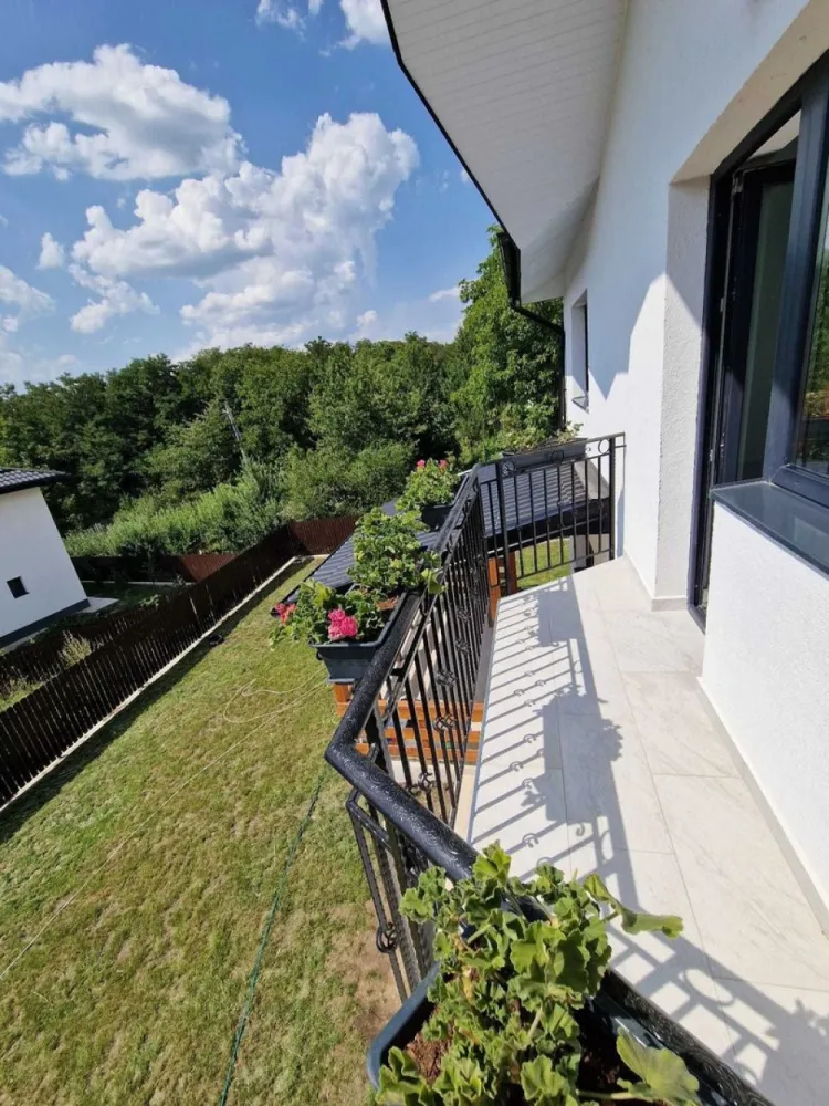 Vile Bucium-Barnova Iasi - Vila de vânzare în Barnova cu AU=110 mp ( utili) și teren 500 mp, cu 2 parcări private betonate.
La parter avem living generos 37 mp, bucătărie + cămară 13.5 mp cu ieșire în terasa acoperita 15 mp, baie 4,5 mp.
La etaj are 3 dormitoare generoase, hol mare cu scara pt pod, baie mare de 6, 2 mp.
Vila este intabulata și racordata la utilități: curent, gaz, apa și canalizare.
Finisajele sunt de calitate, încălzire în pardoseala, șemineu pe lemne, dus cu rigola la pardoseala, cadă zidita, predispoziție mașină de spălat și panouri solare wc-uri suspendate, grădină amenajata, trotuare și cale de acces betonata, etc.
Zona este liniștită, cu mult verde și aer curat.
Stație de autobuz sub 100 m, 1km fata de borna cu Iași, asfalt, rigole, etc.
 Preț 165.000 euro
Direct proprietar
Calitate garantata de cartea construcției semnata de 3 ingineri.